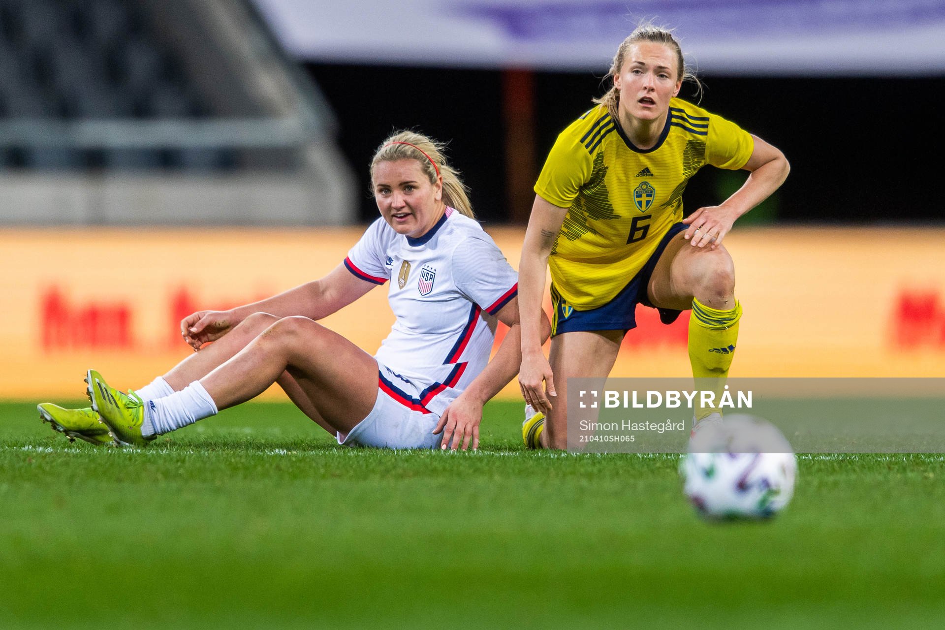 Lindsey Horan of USA and Magdalena Eriksson of Sweden look