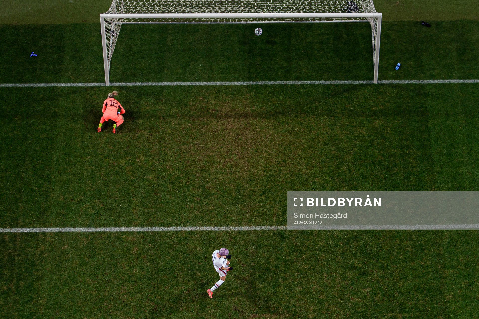 Megan Rapinoe of USA scores the 1-1 goal with a penalty