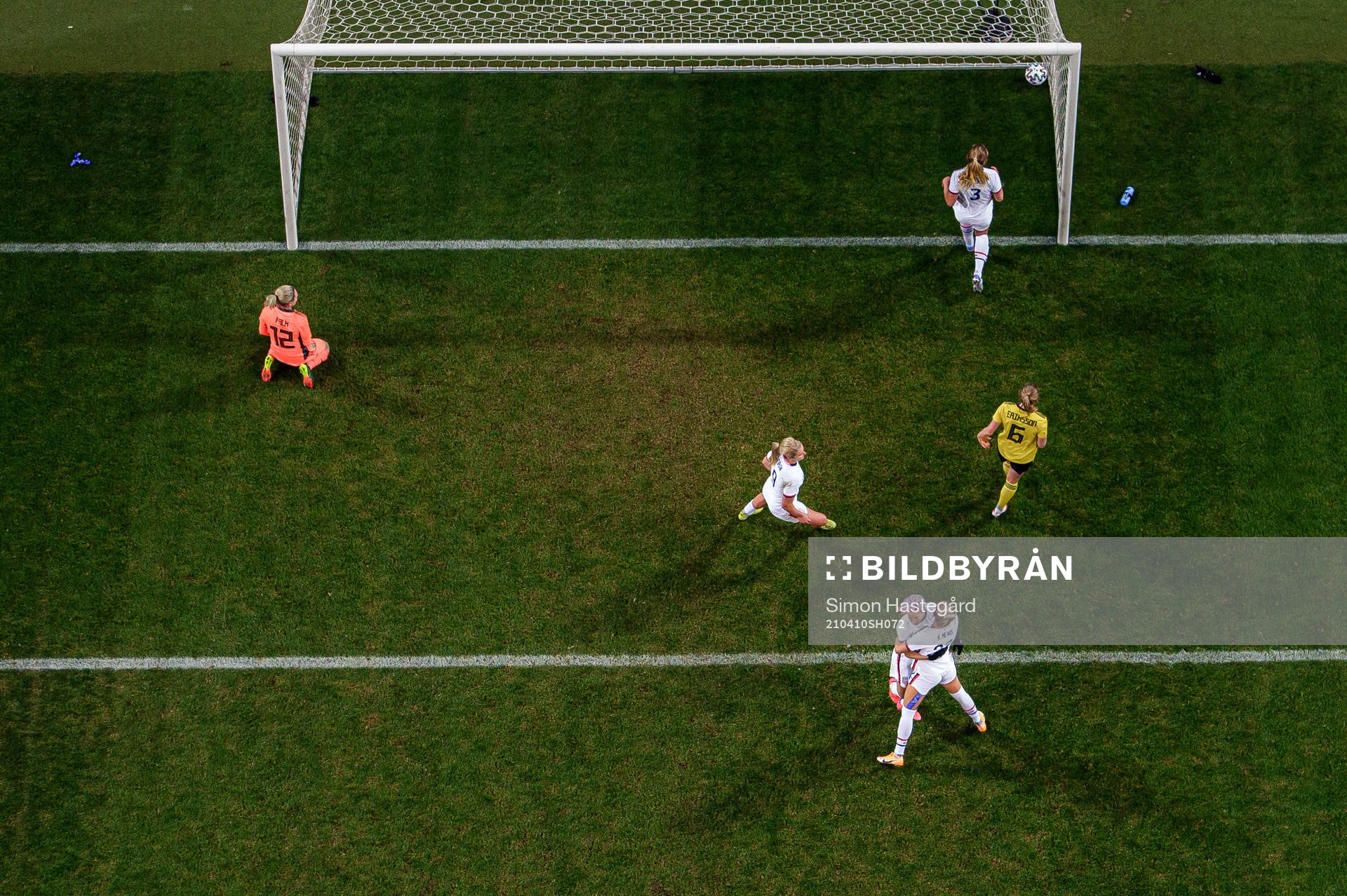 Megan Rapinoe of USA celebrates  the 1-1 goalbehind
