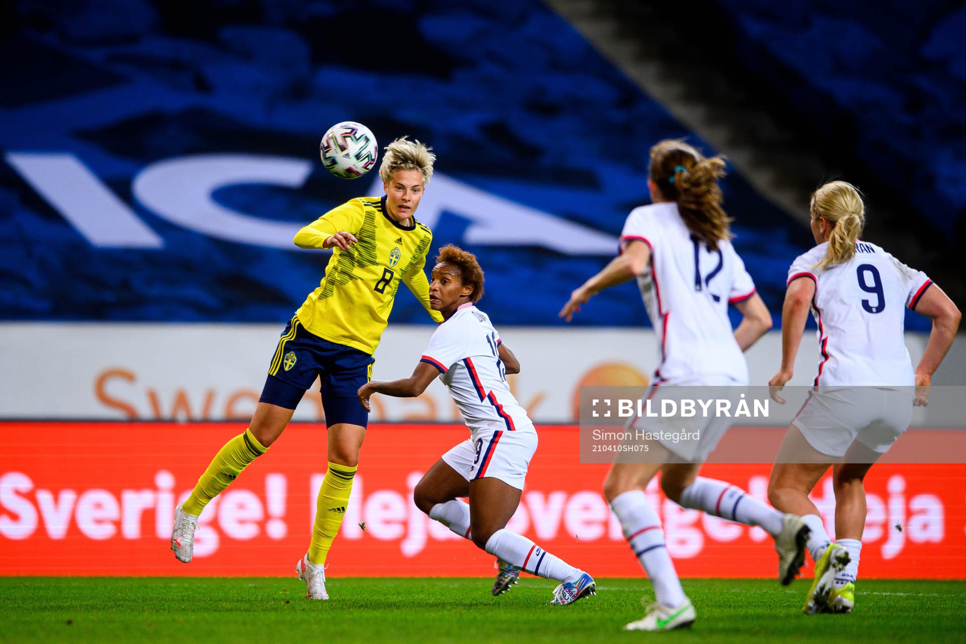 Lina Hurtig of Sweden and Crystal Dunn of USA