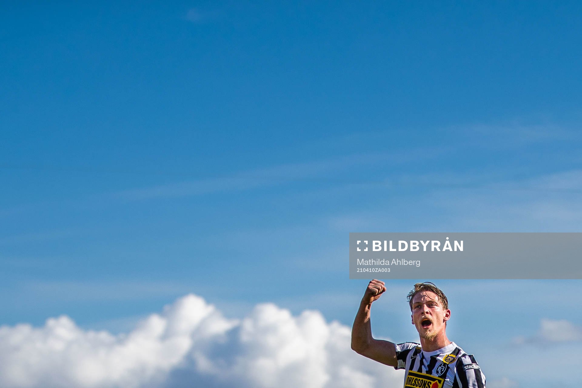 Landskronas Robin Hofsö jublar efter 2-0 under fotbollsmatchen i Superettan mellan Landskrona och Värnamo den 10 april 2021 i Landskrona. 