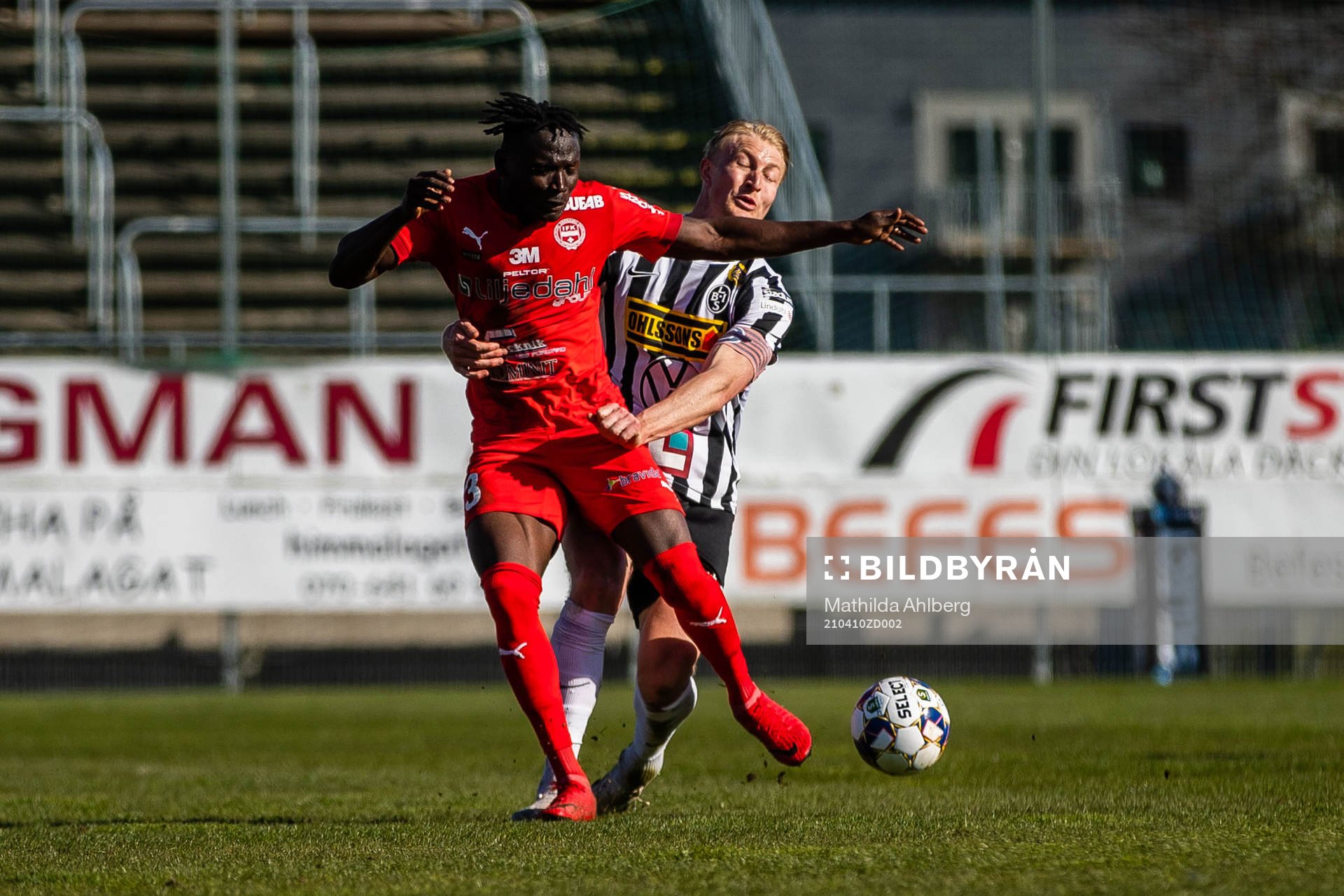 Värnamos Bernardo Vilar Estevao Jeronimo och Landskronas Viktor Wihlstrand under fotbollsmatchen i Superettan mellan Landskrona och Värnamo den 10 april 2021 i Landskrona.