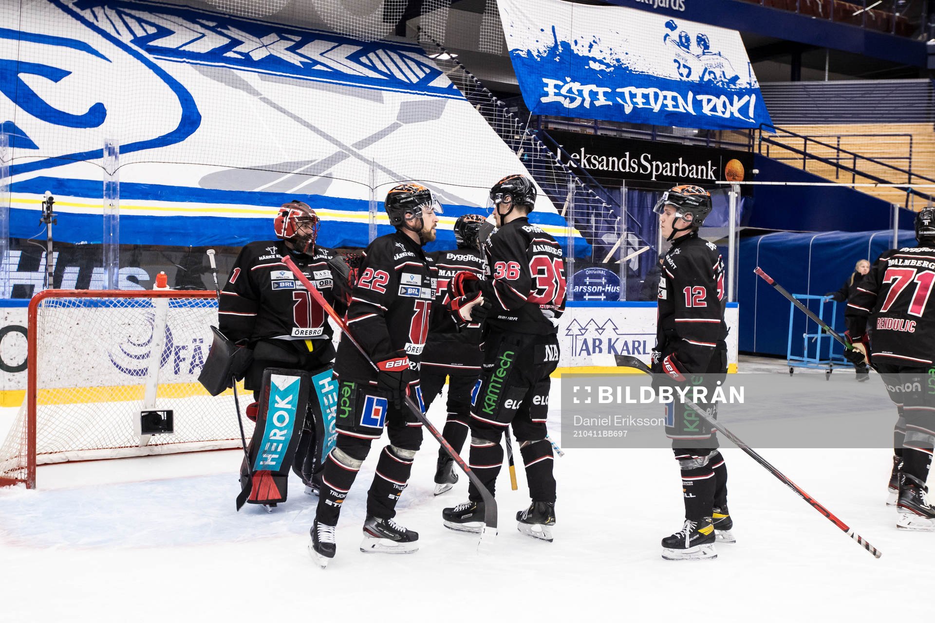 Örebros spelarna jublar