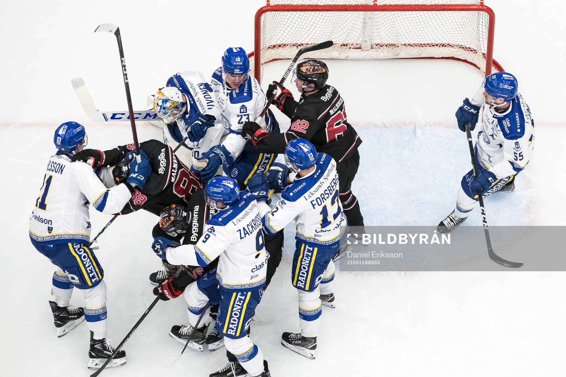 Gruff framför Leksands målet Leksands Martin Karlsson och