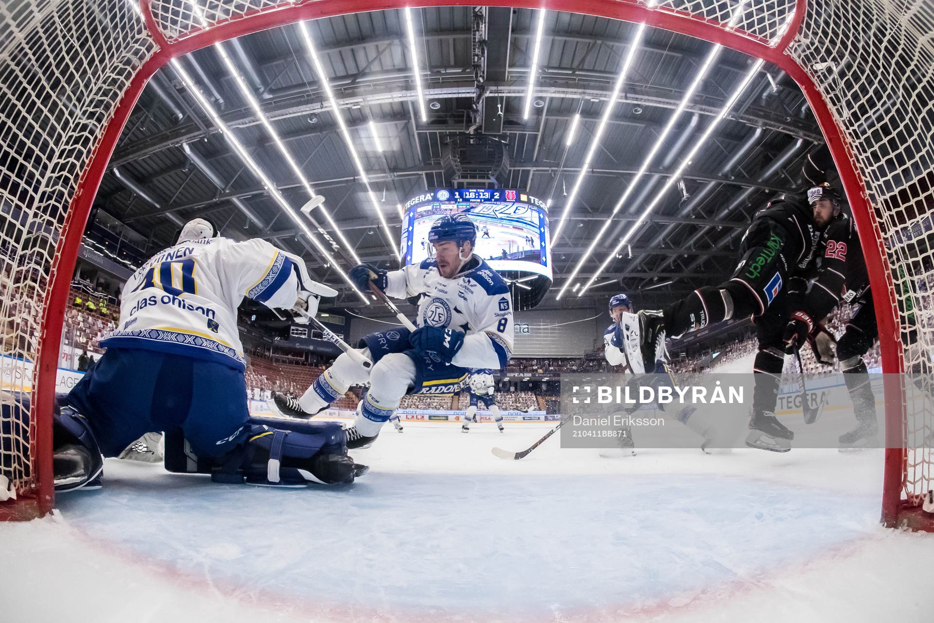 Leksands Matt Caito faller framför Leksands målvakt Janne