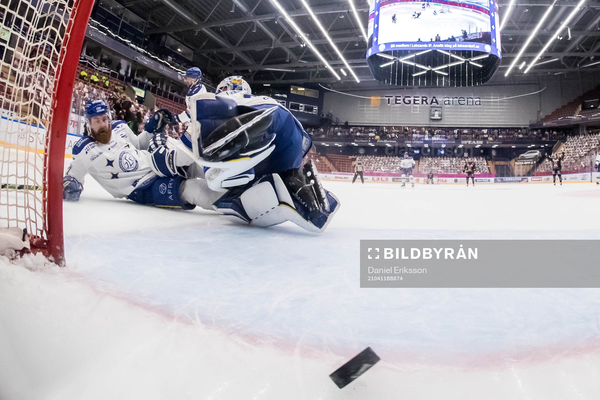 1-3 bakom Leksands målvakt Janne Juvonen och Mattias Ritola