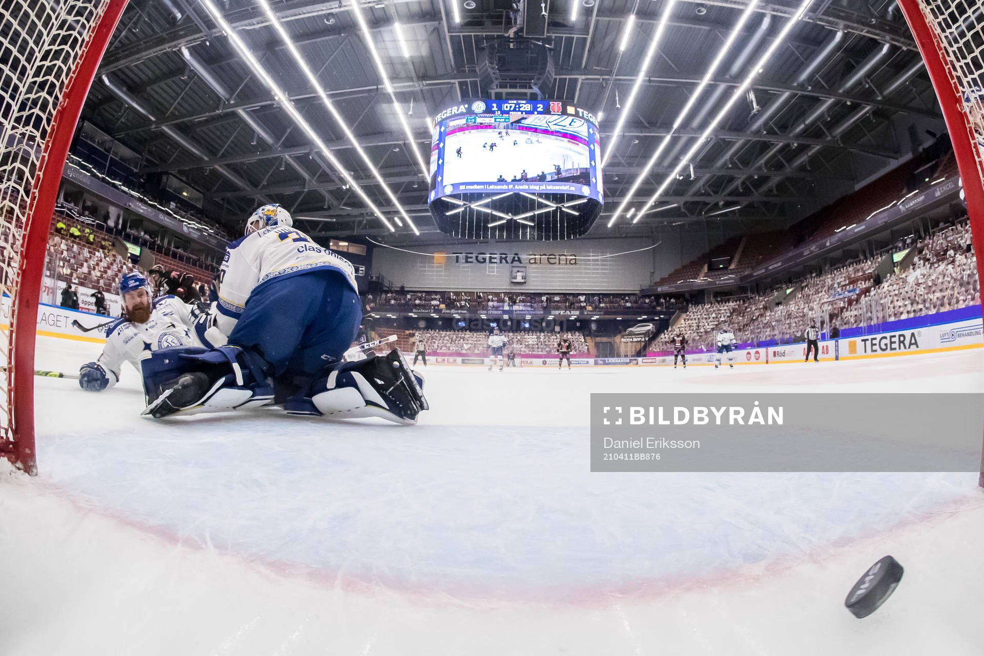 1-3 bakom Leksands målvakt Janne Juvonen och Mattias Ritola