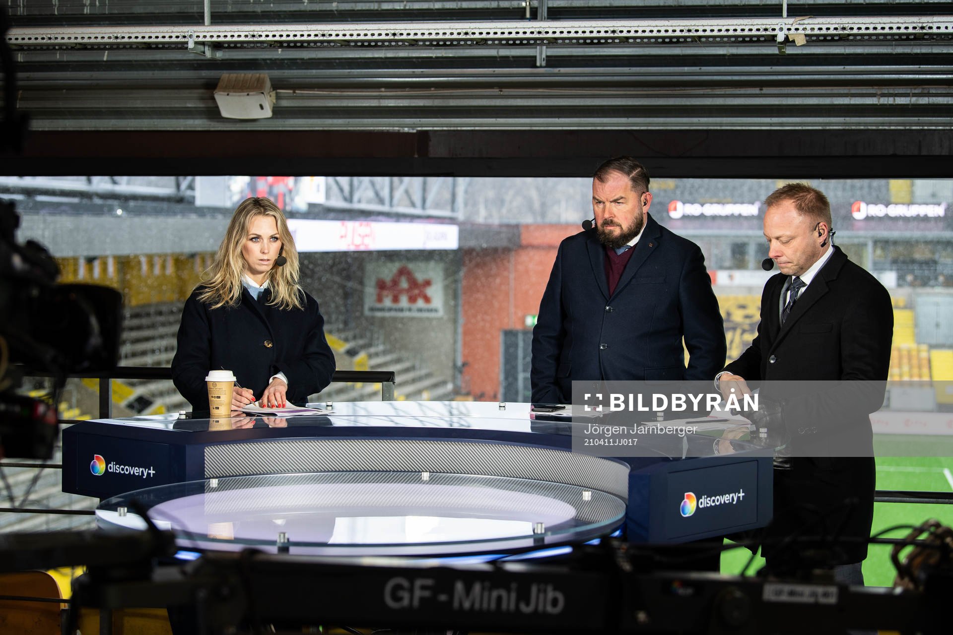 Karin Frick, Alexander Axén och Anders Andersson i Discovery+ studion under fotbollsmatchen i Allsvenskan mellan Elfsborg och Djurgården den 11 april 2021 i Borås.