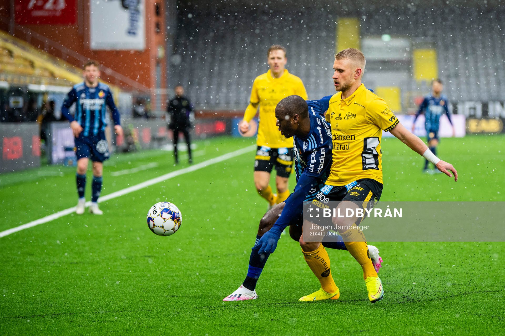 Djurgårdens Edward Chilufya och Elfsborgs Simon Strand