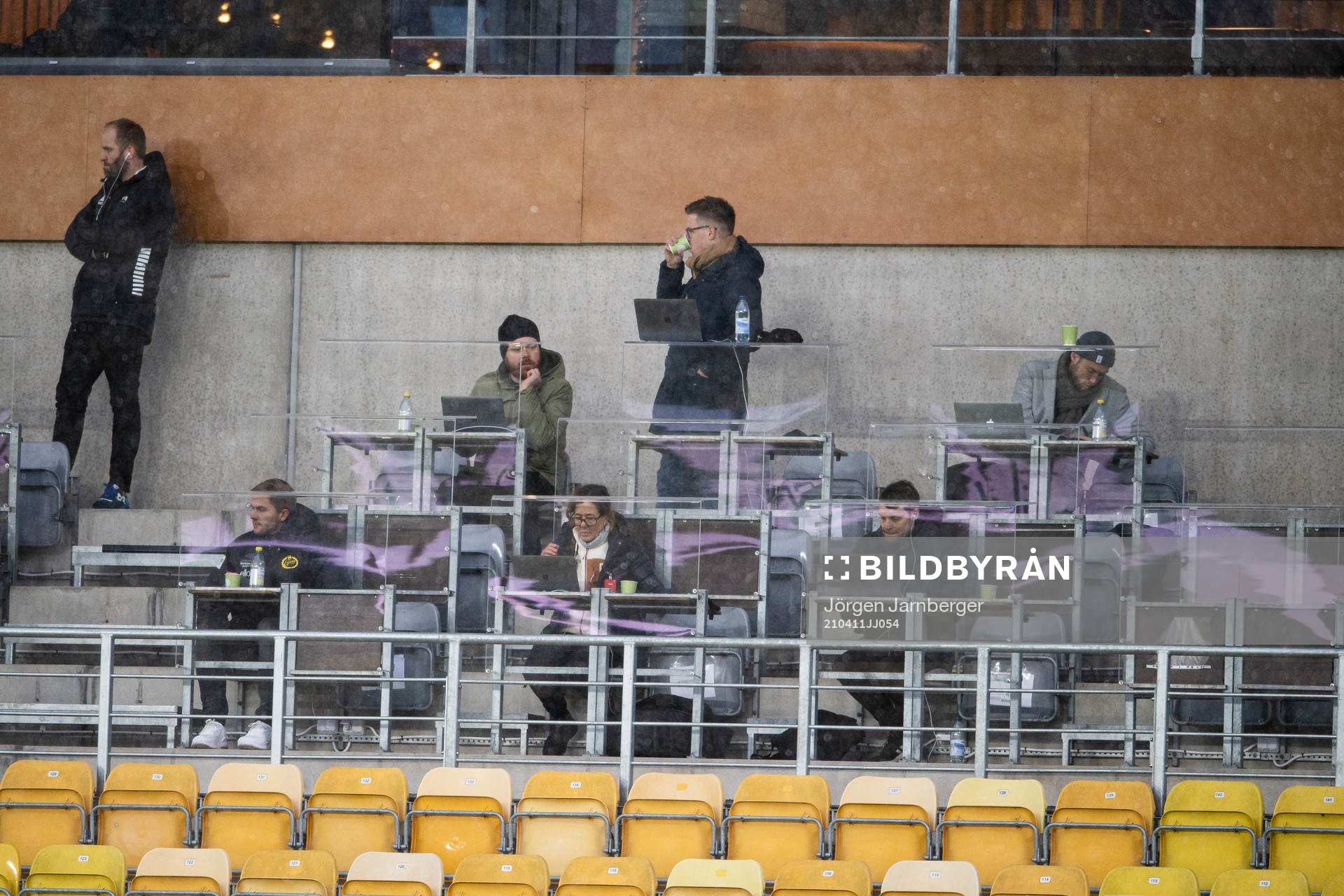 Journalister på pressläktaren