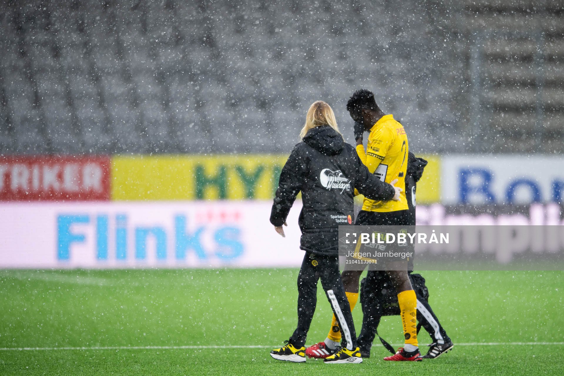 Elfsborgs Joseph Stanley Okumu lämnar planen skadad
