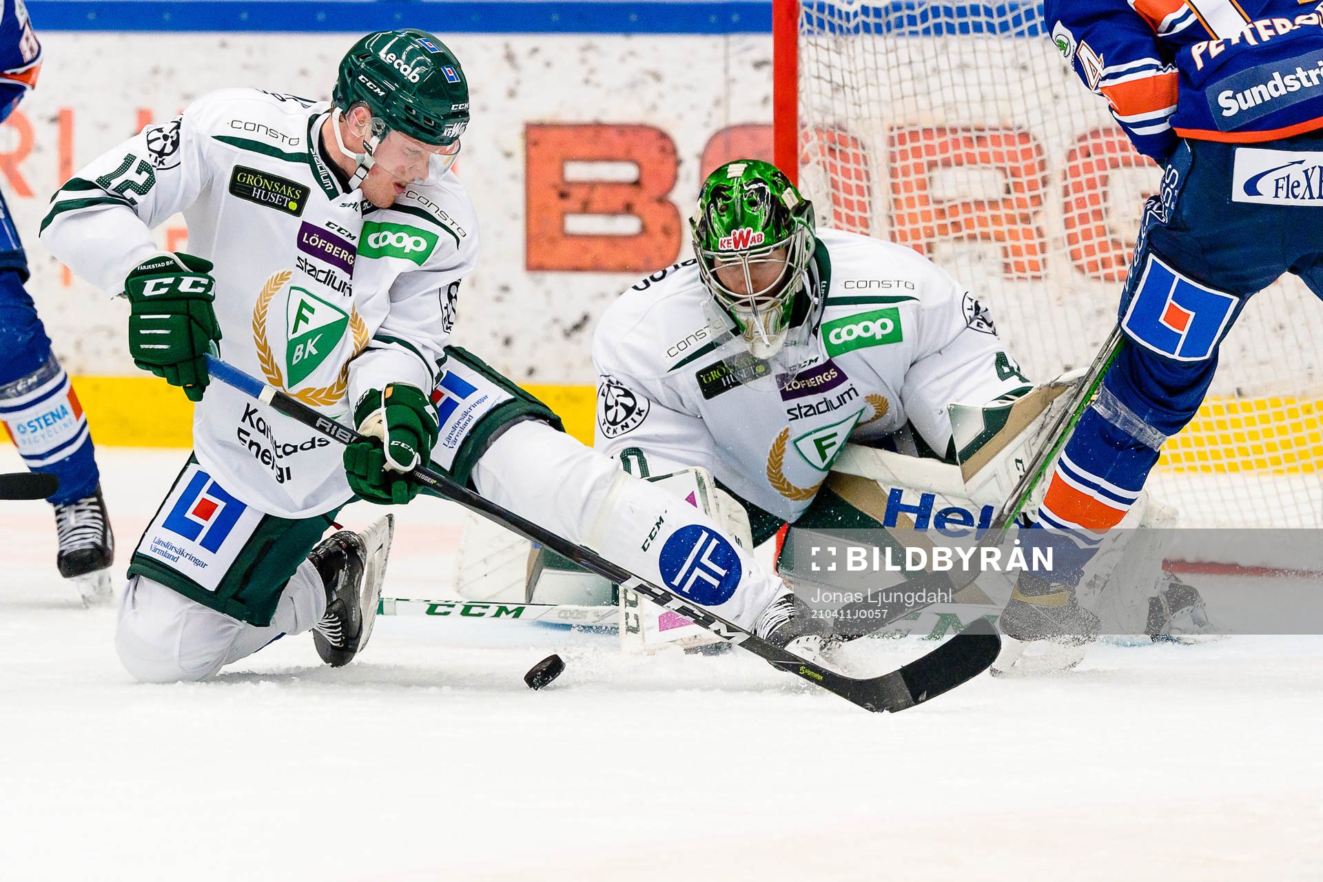 Färjestads Niclas Lundgren  framför målvakt Henrik