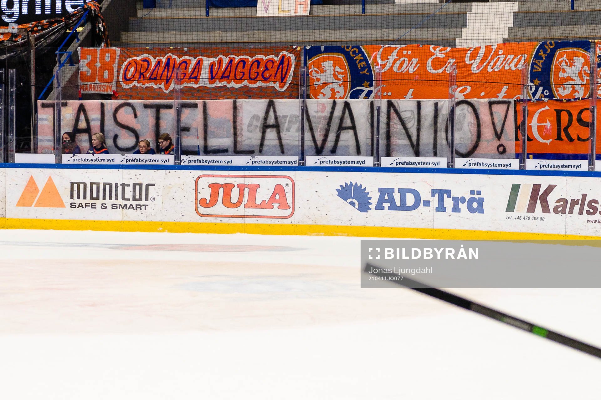 Banderoll med Växjös Juuso Vainio namn bakom plexiglaset