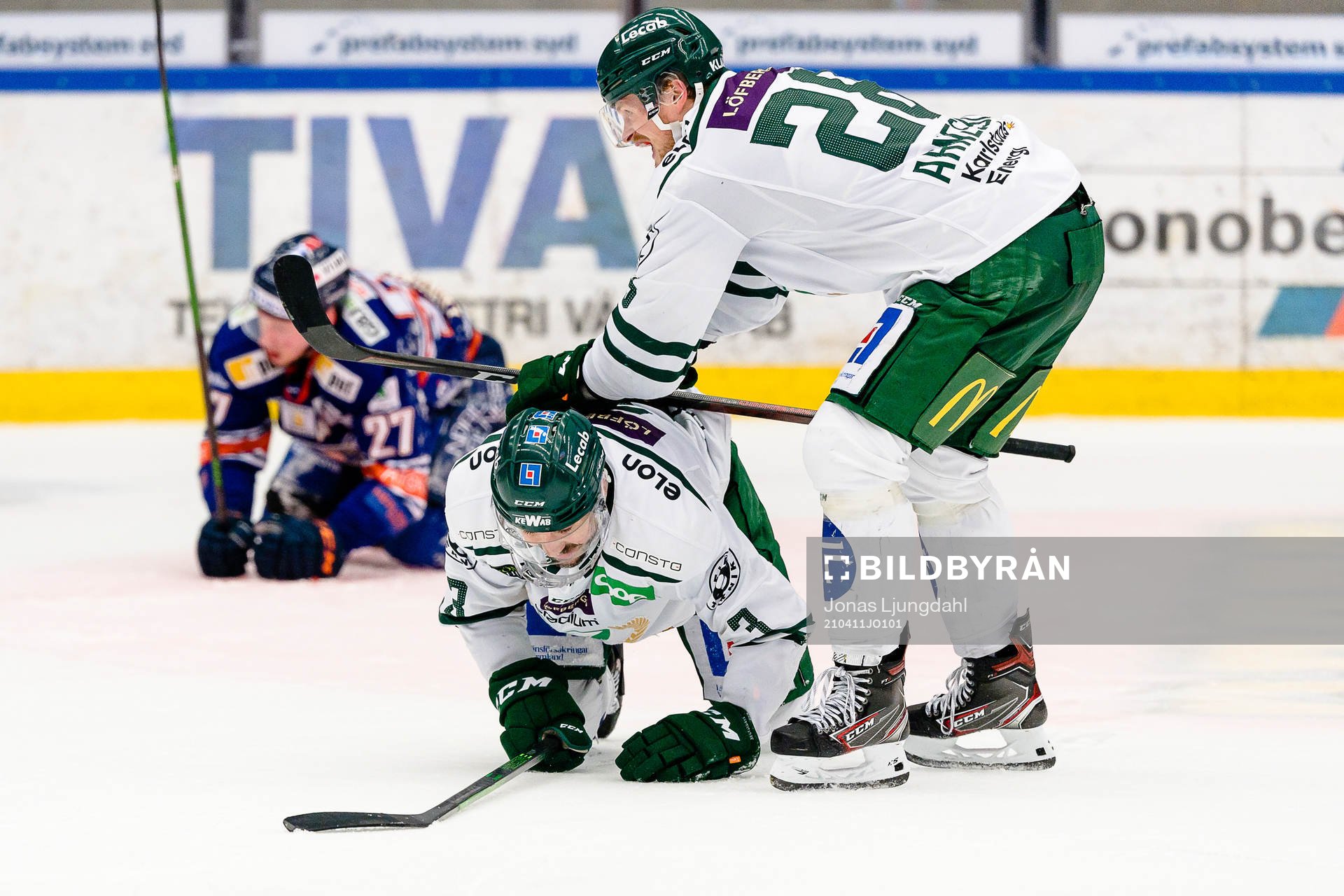 Färjestads Jens Westin och Linus Arnesson jublar