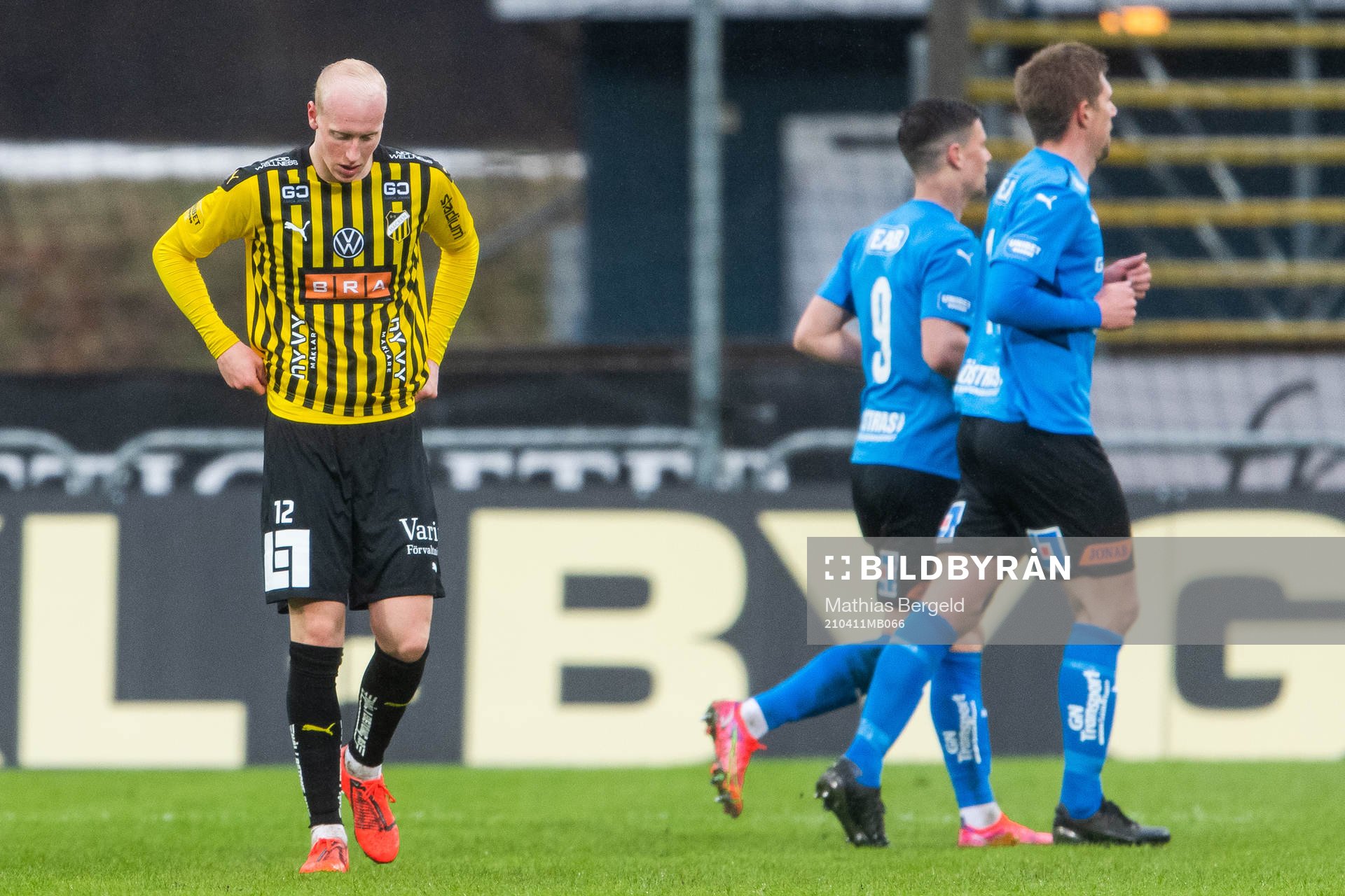 Häckens Valgeir Fridriksson deppar medan  Halmstads Markus