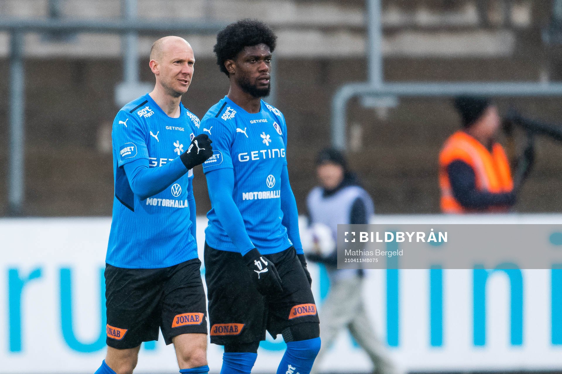 Halmstads Andreas Johansson och Joseph Baffoe jublar