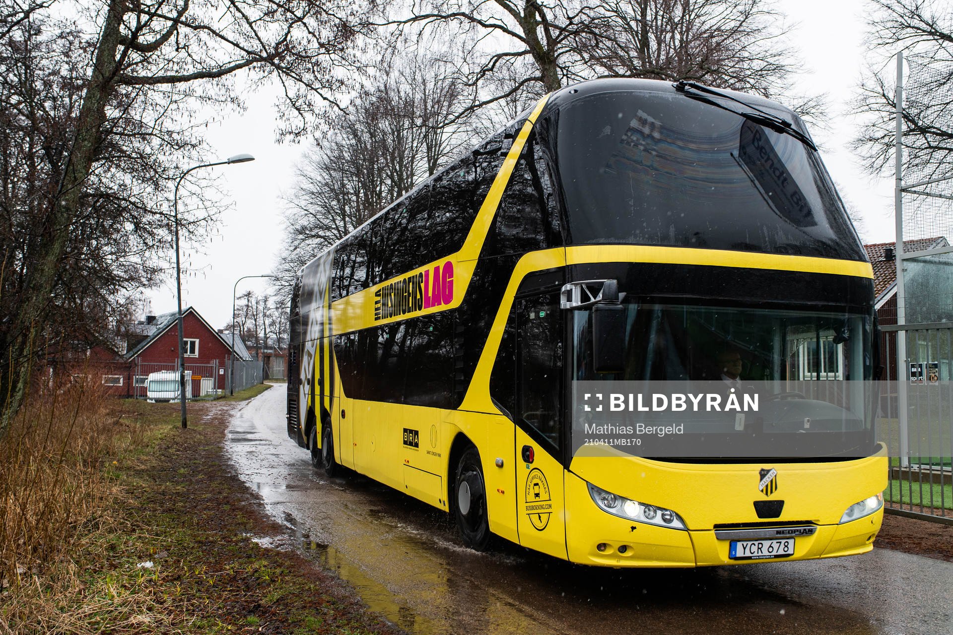 Häckens  spelarbuss anländer