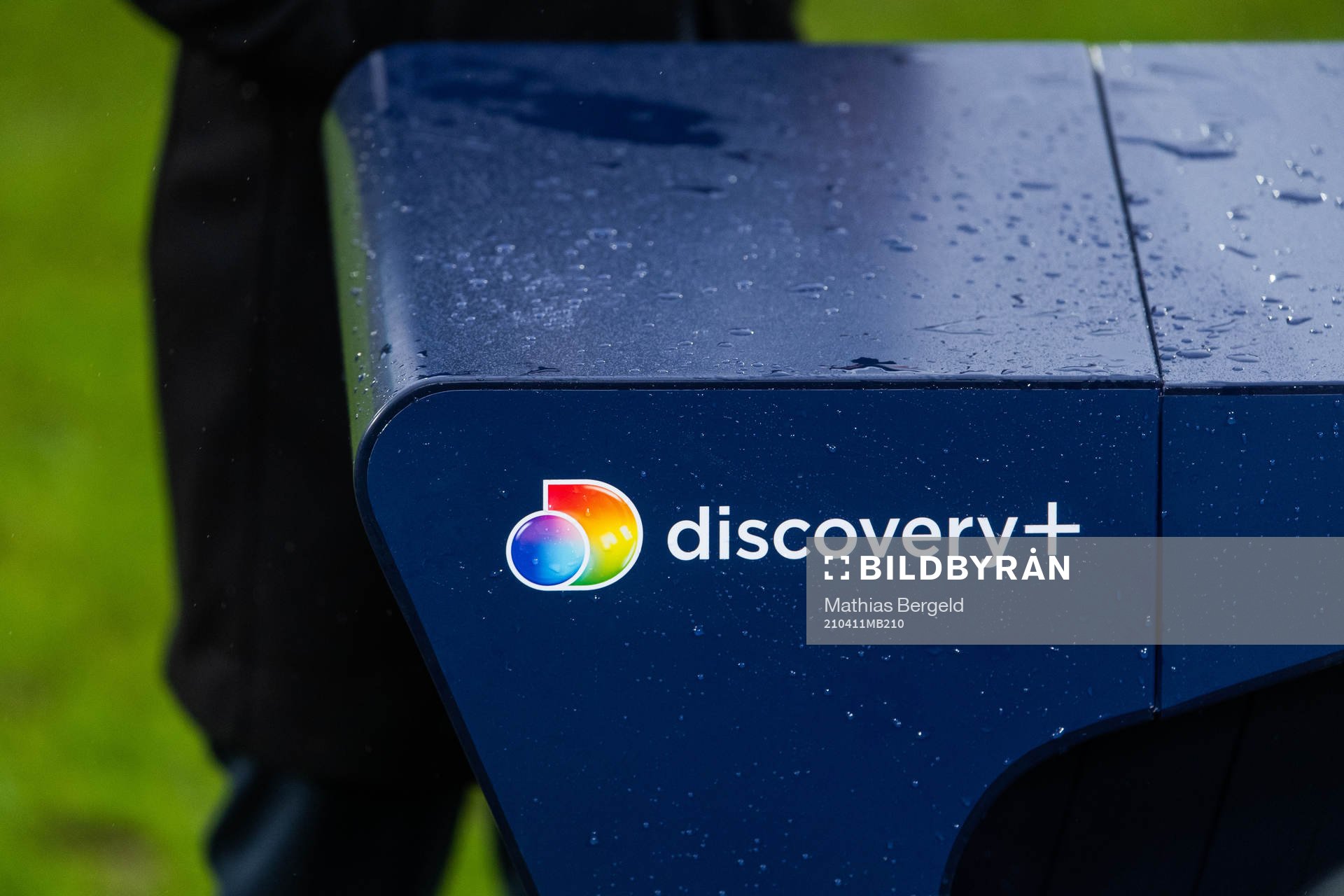En bänk med regndroppar på tillhörande Discovery+