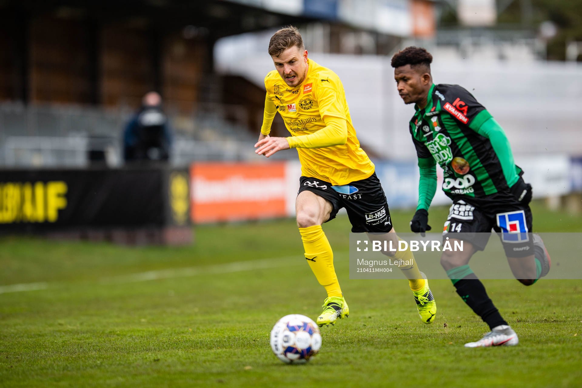 Varbergs Adama Fofana och Mjällbys Joel Nilsson