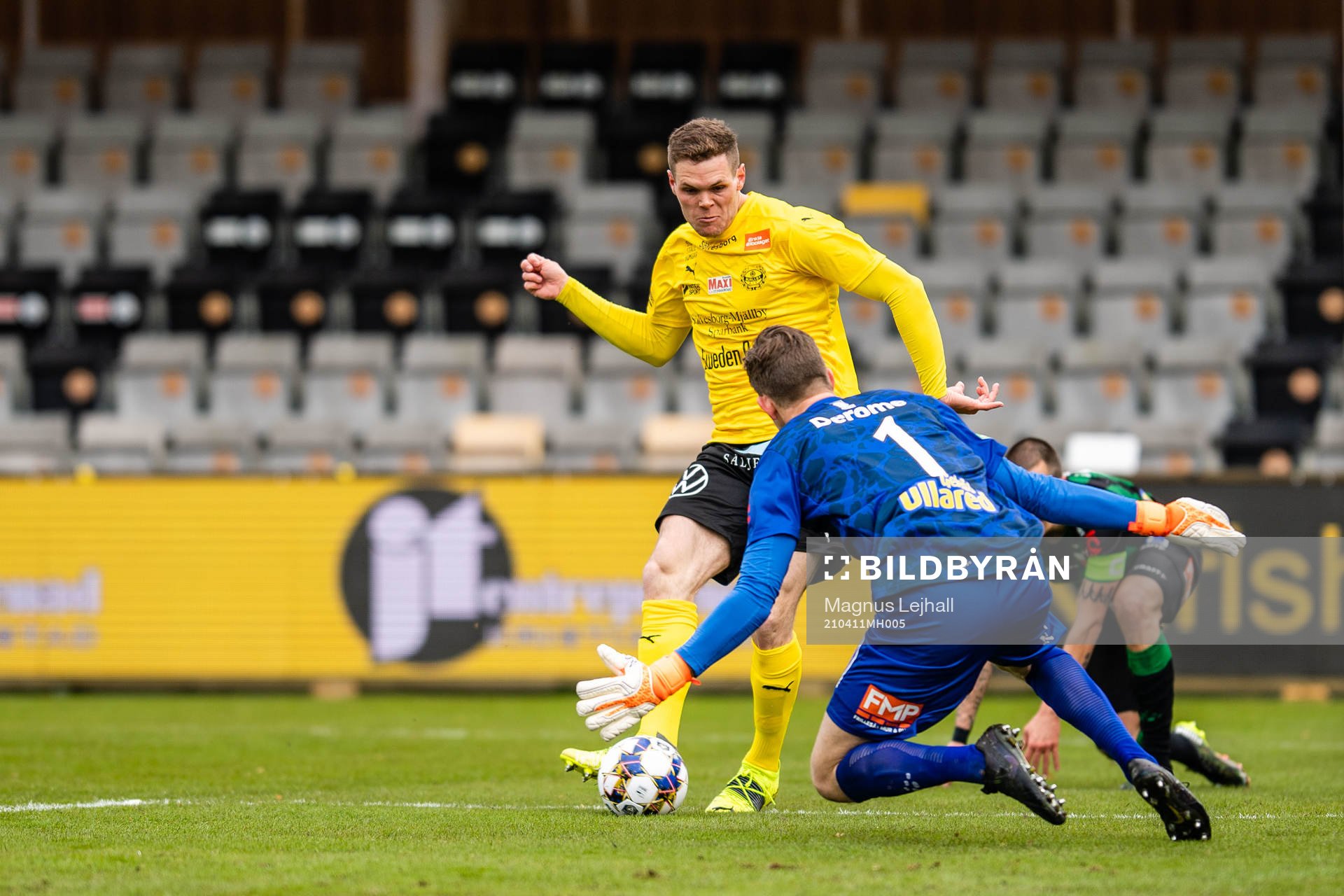 Mjällbys Jacob Bergström och Varbergs målvakt August