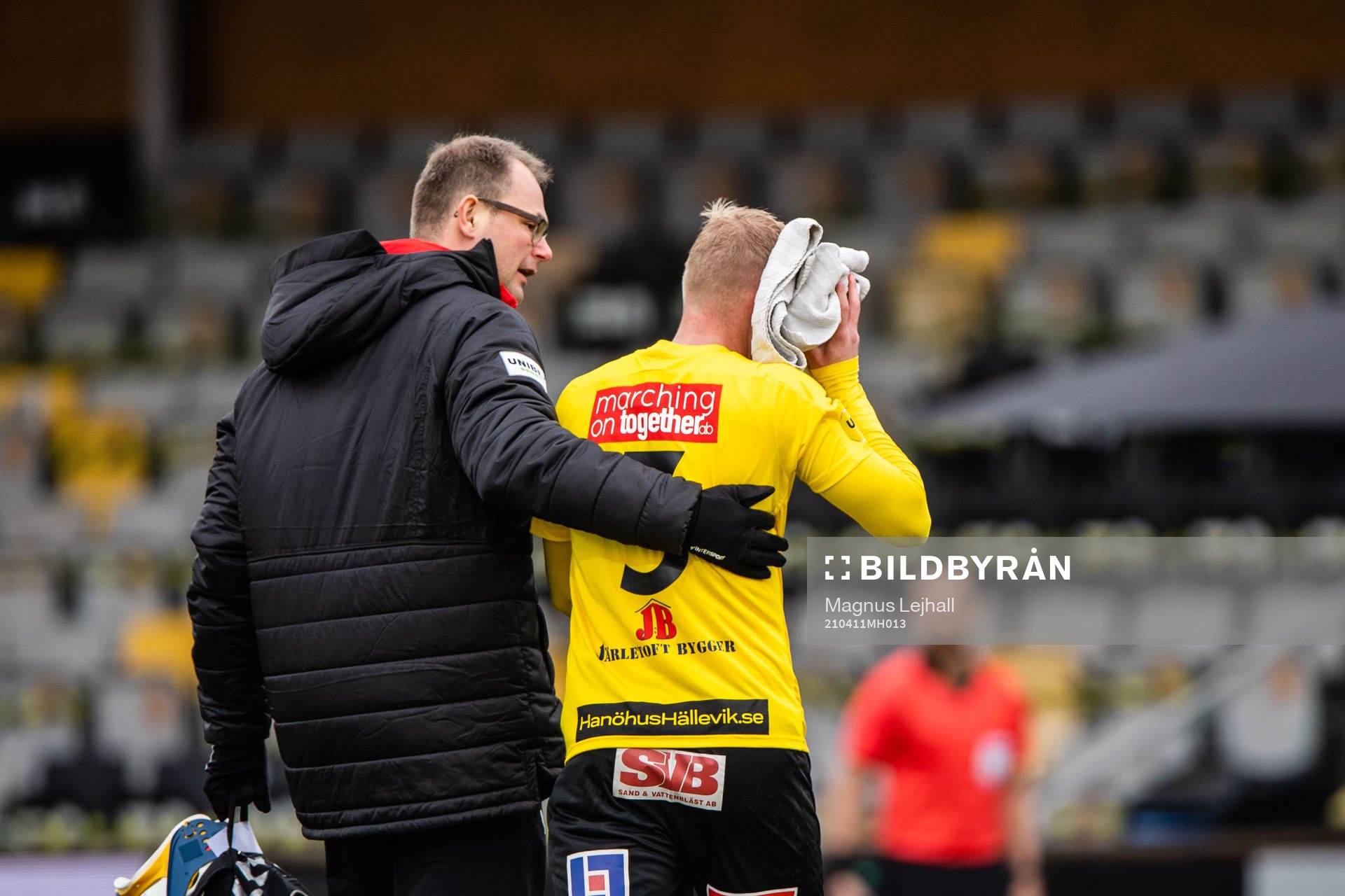 Mjällbys Daan Klinkenberg får hjälp av planen