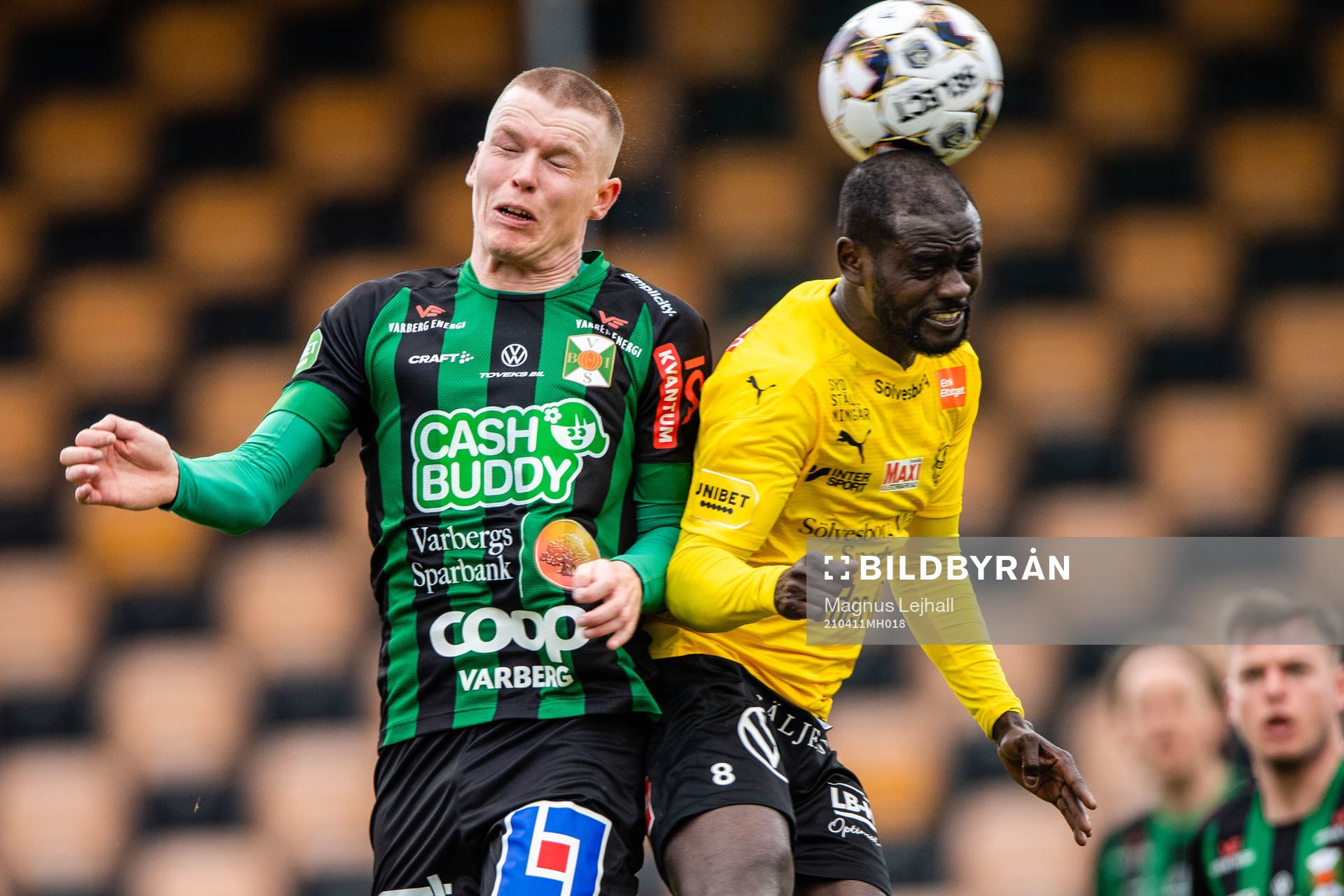 Varbergs Anton Liljenbäck  och Mjällbys Enock Kofi Adu