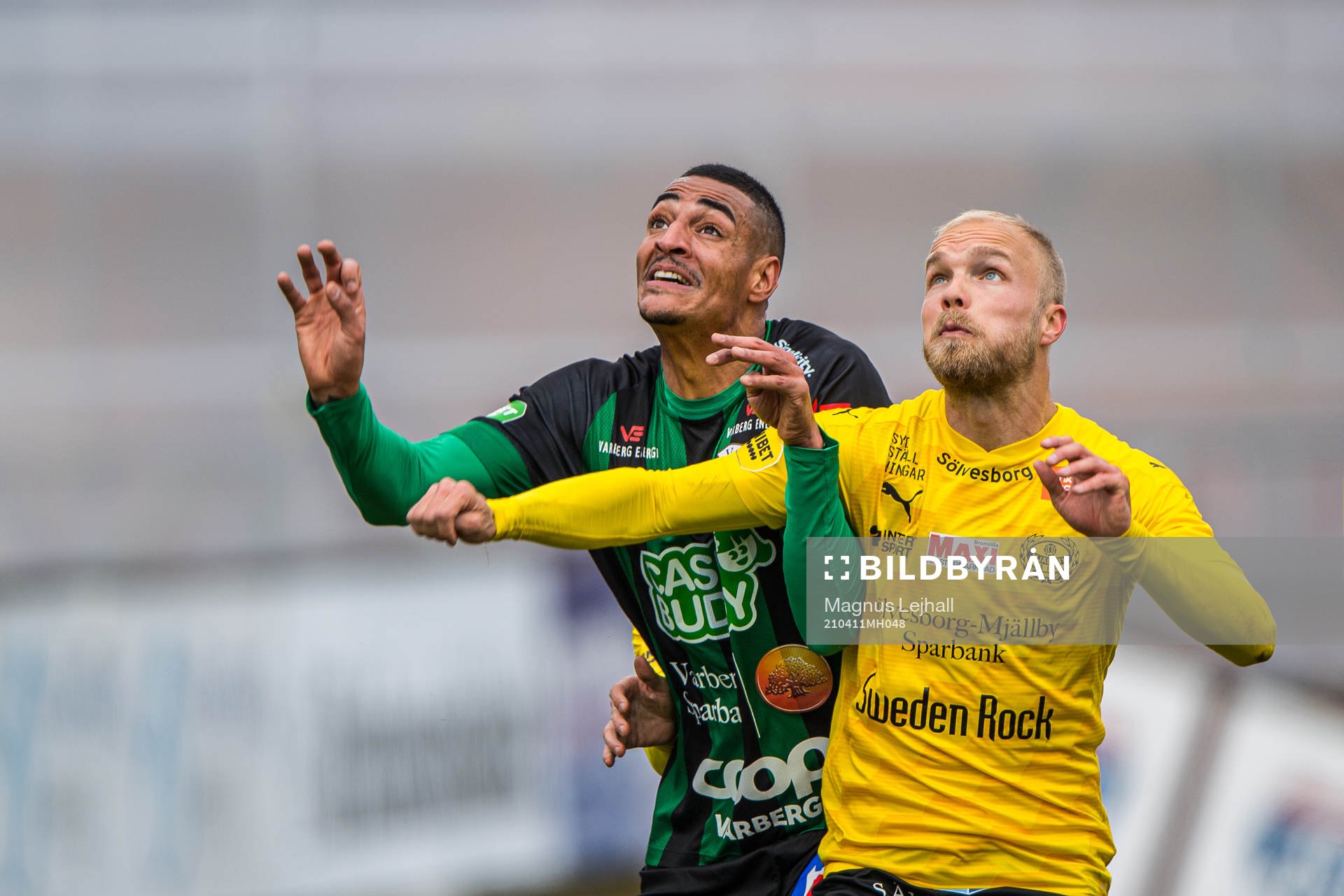 Varbergs Simon Karlsson Adjei och Mjällbys Viktor Gustafson