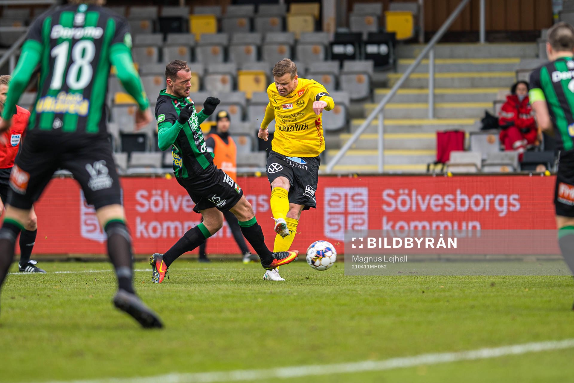 Mjällbys David Löfquist  och Varbergs Albert Ejupi