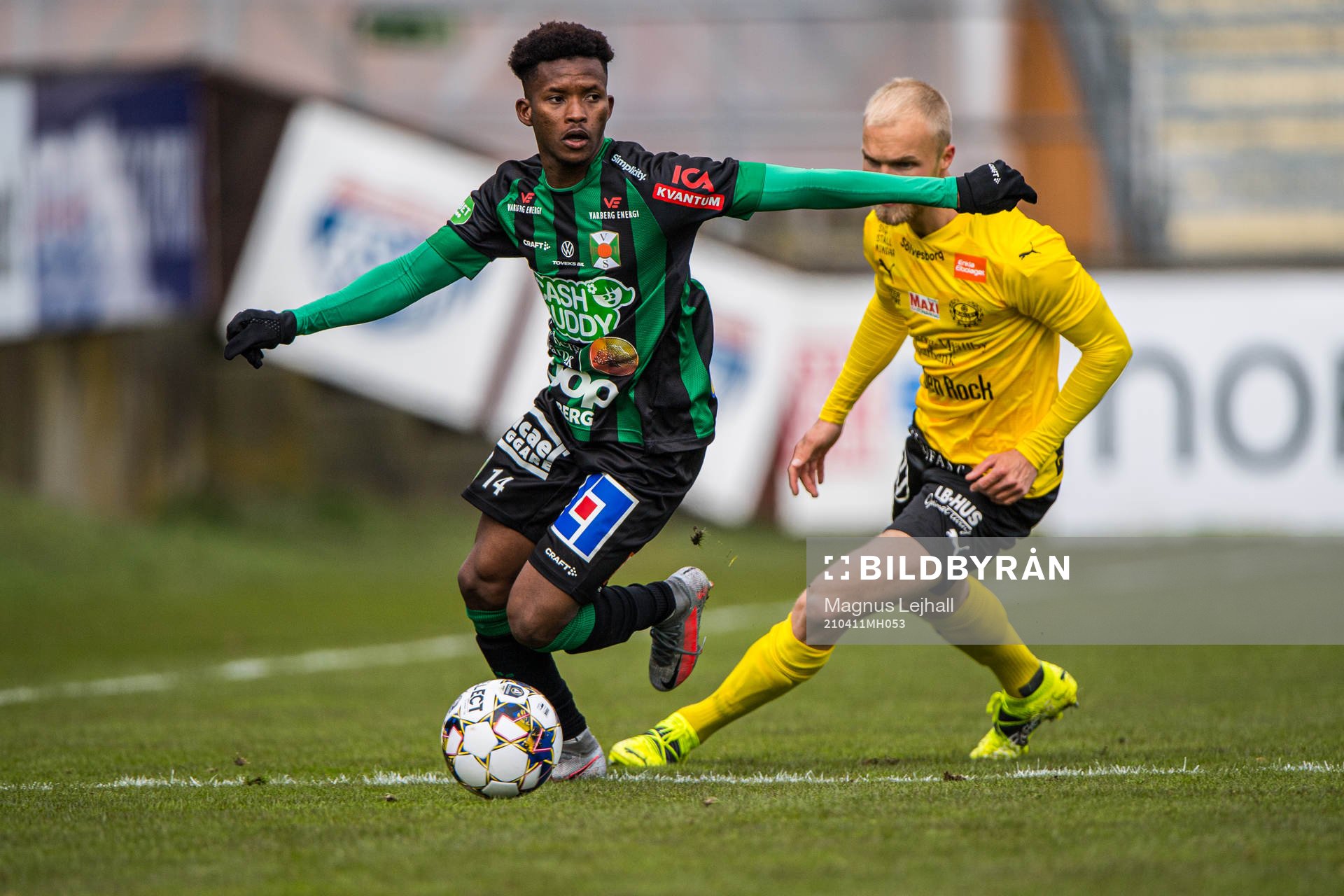 Varbergs Adama Fofana  och Mjällbys Viktor Gustafson
