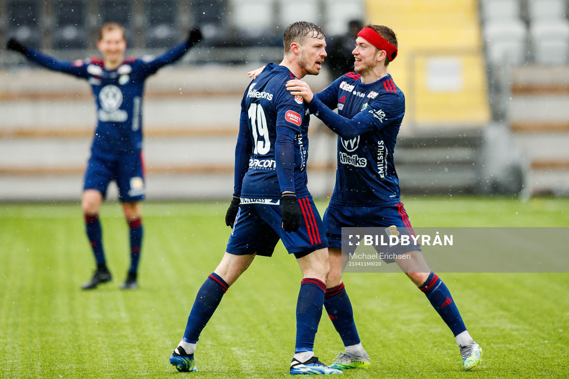 Östers Nicolas Mortensen  och Carl Johansson jublar