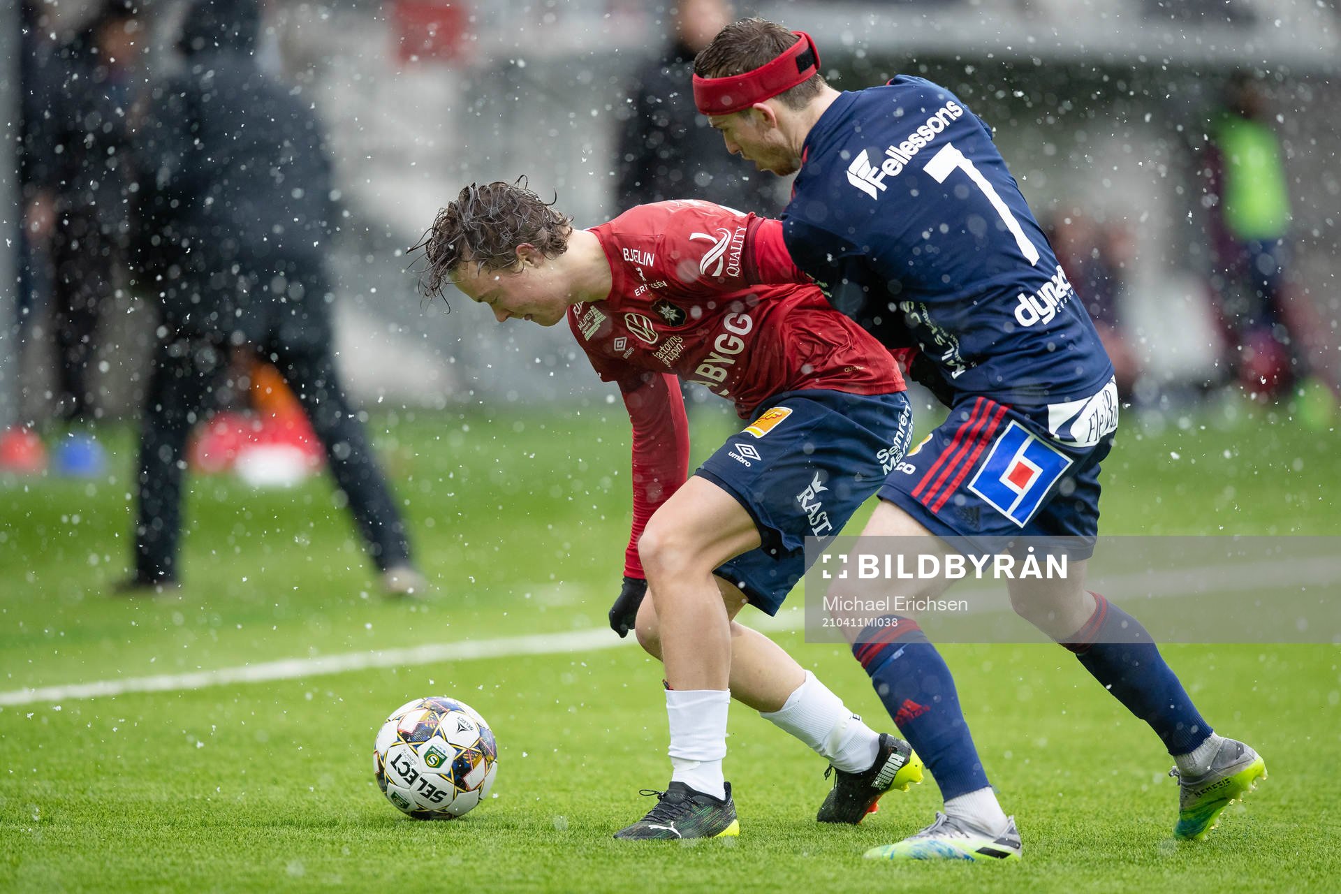 Örgrytes Herman Sjögrell och Östers Carl Johansson under fotbollsmatchen i Superettan mellan Örgryte och Öster den 11 april 2021 i Göteborg.