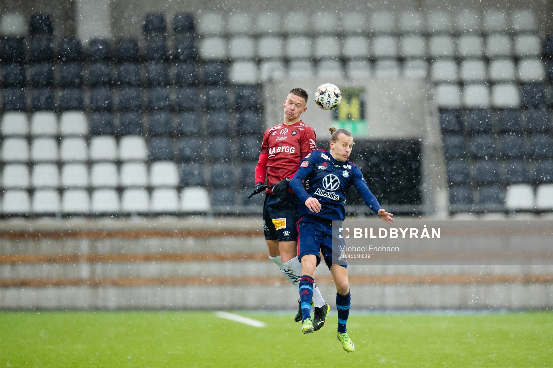 Örgrytes Arvid Brorsson och Östers Jesper Jonasson Westermark under fotbollsmatchen i Superettan mellan Örgryte och Öster den 11 april 2021 i Göteborg.
