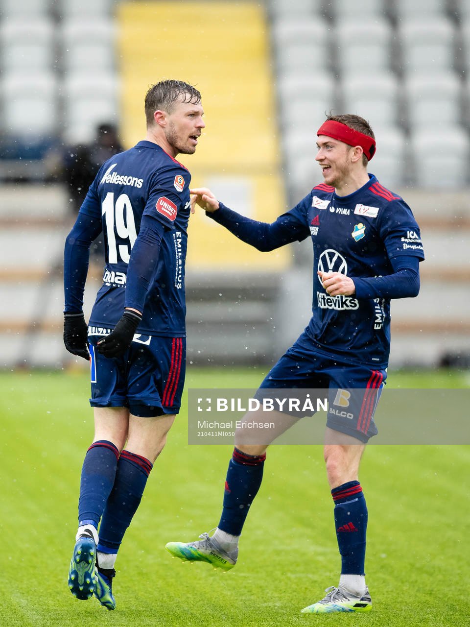 Östers Nicolas Mortensen jublar med Carl Johansson