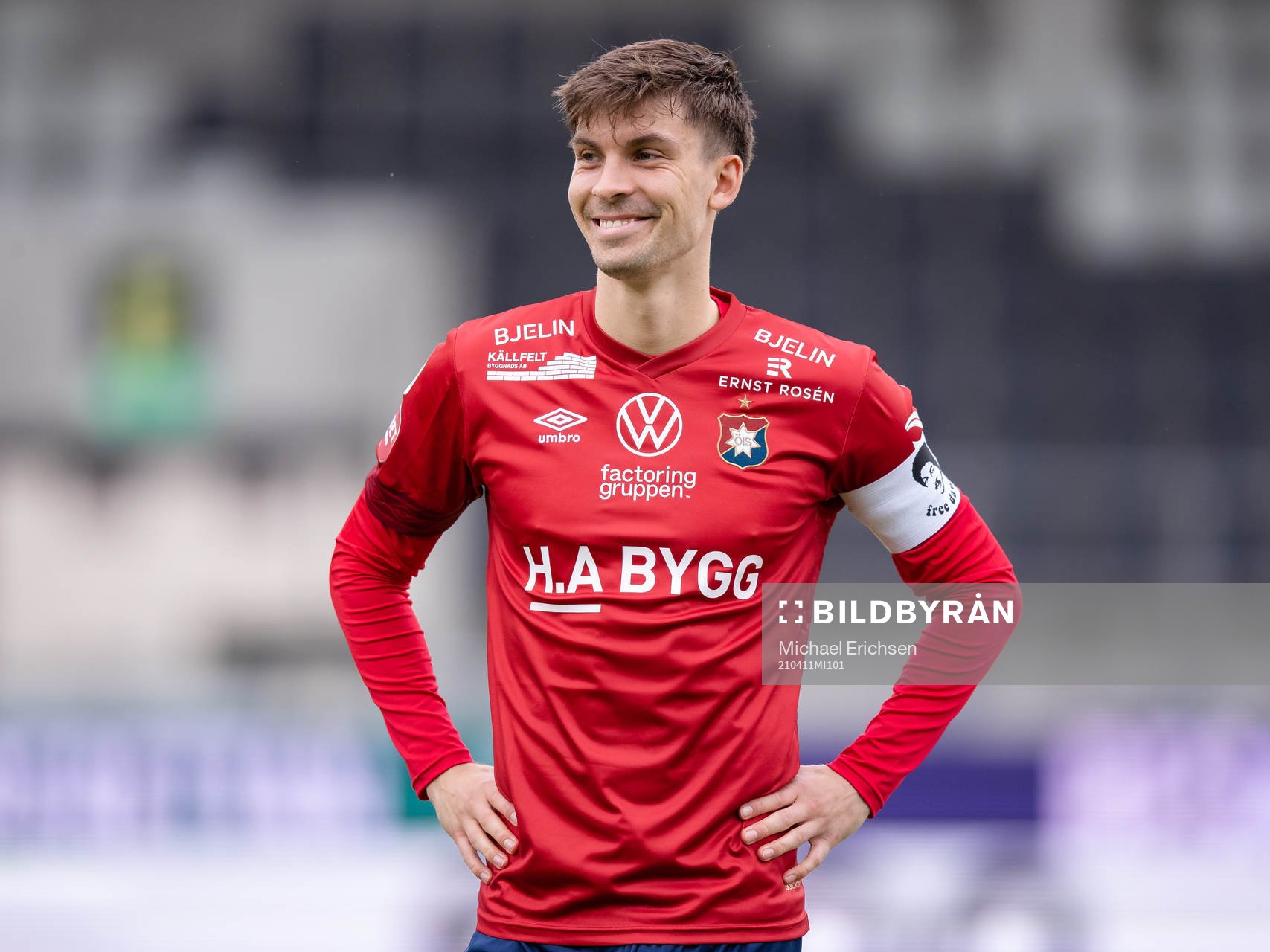 Örgrytes Daniel Paulson på line up innan fotbollsmatchen