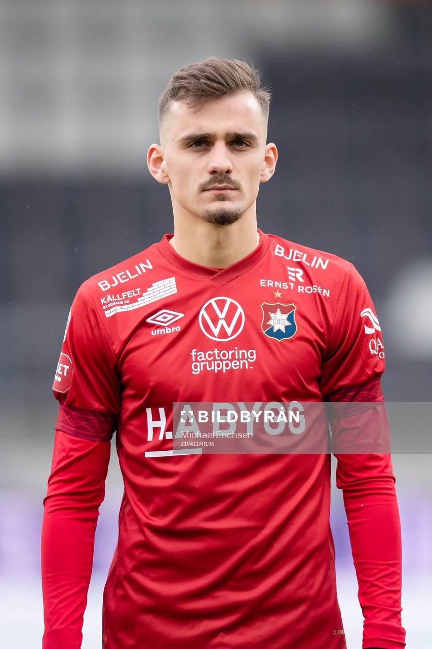 Örgrytes Ajdin Zeljkovic på line up innan fotbollsmatchen