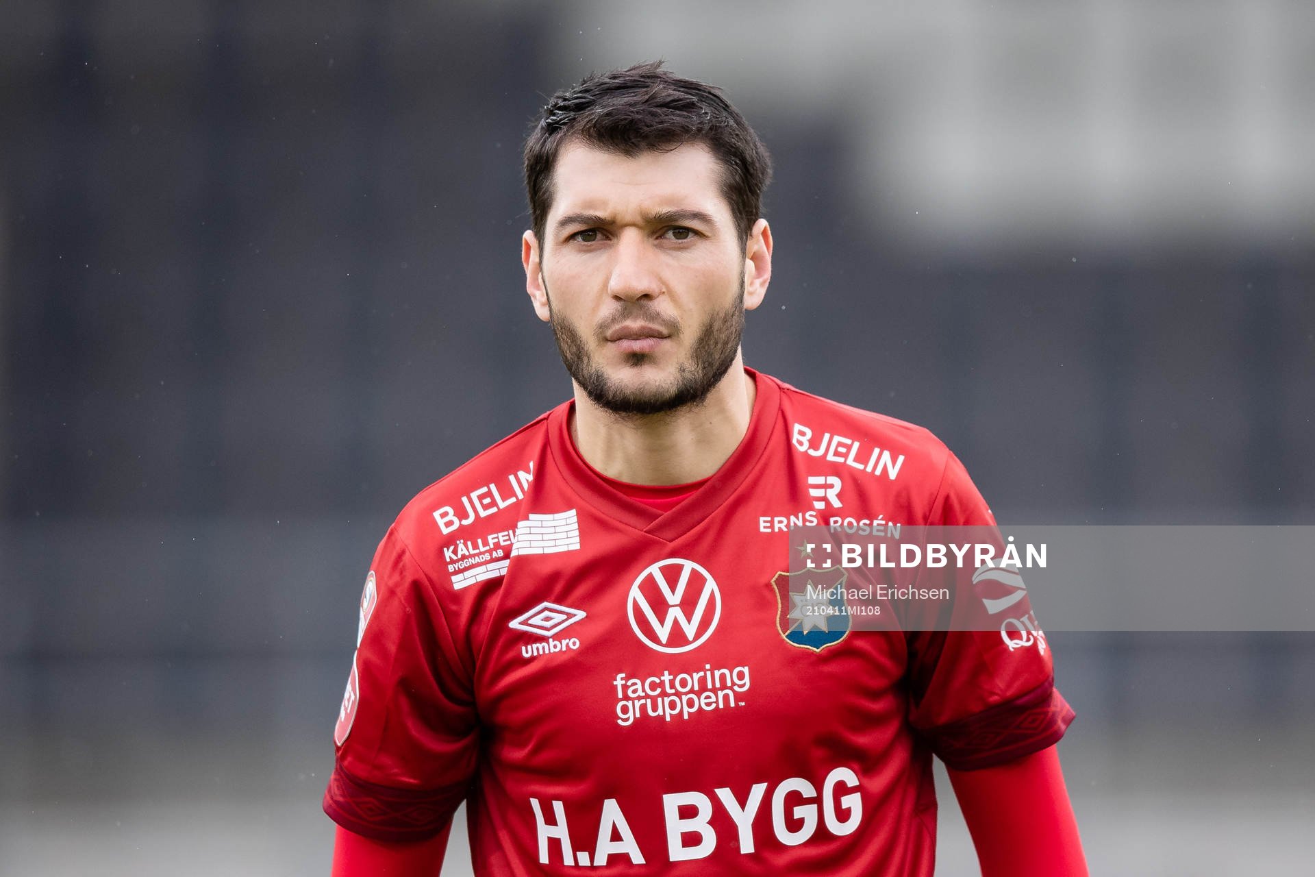 Örgrytes Anel Rashkaj på line up innan fotbollsmatchen i