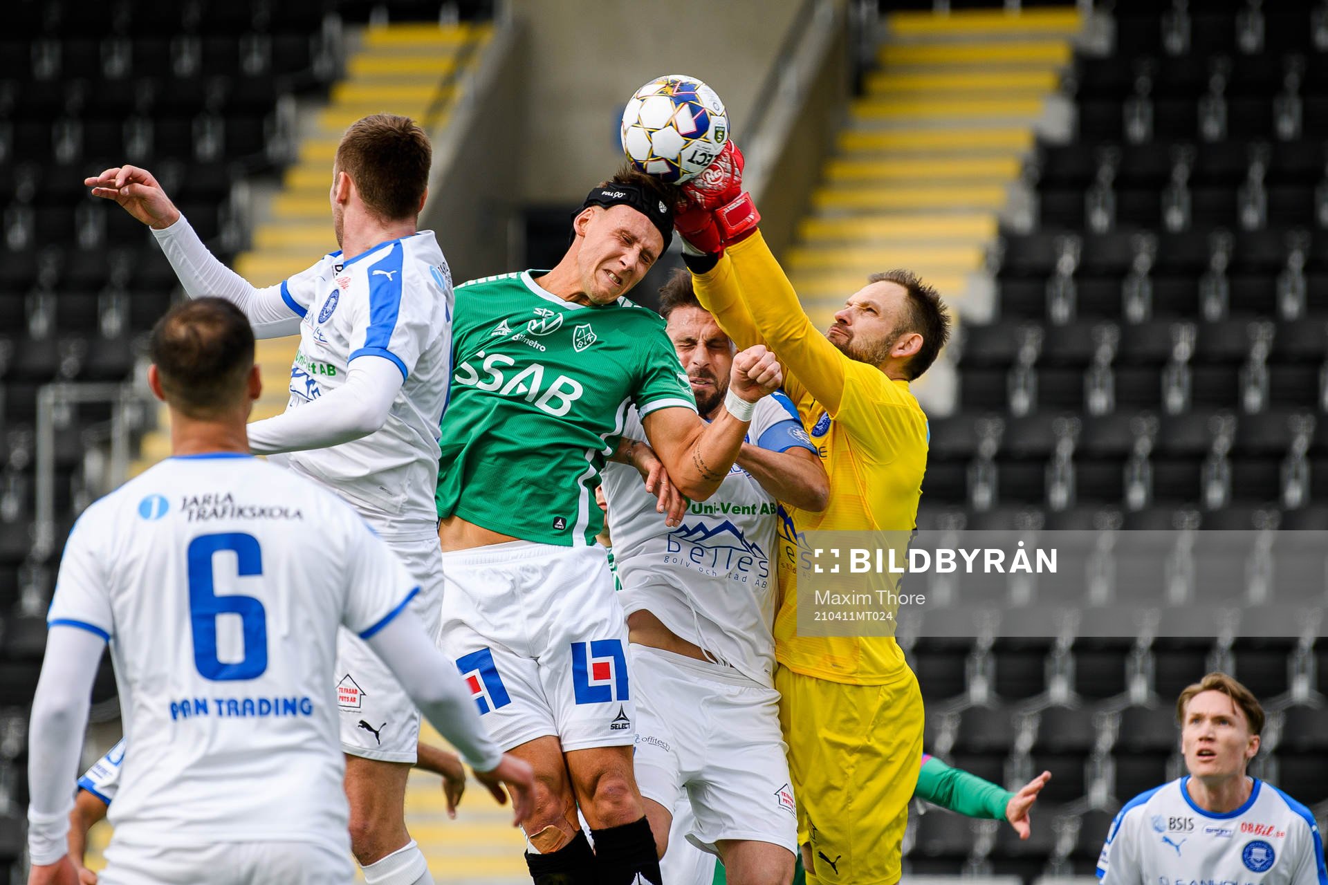 Akropolis målvakt John Alvbåge med en räddning under fotbollsmatchen i Superettan mellan Akropolis och Brage den 11 april 2021 i Stockholm. 