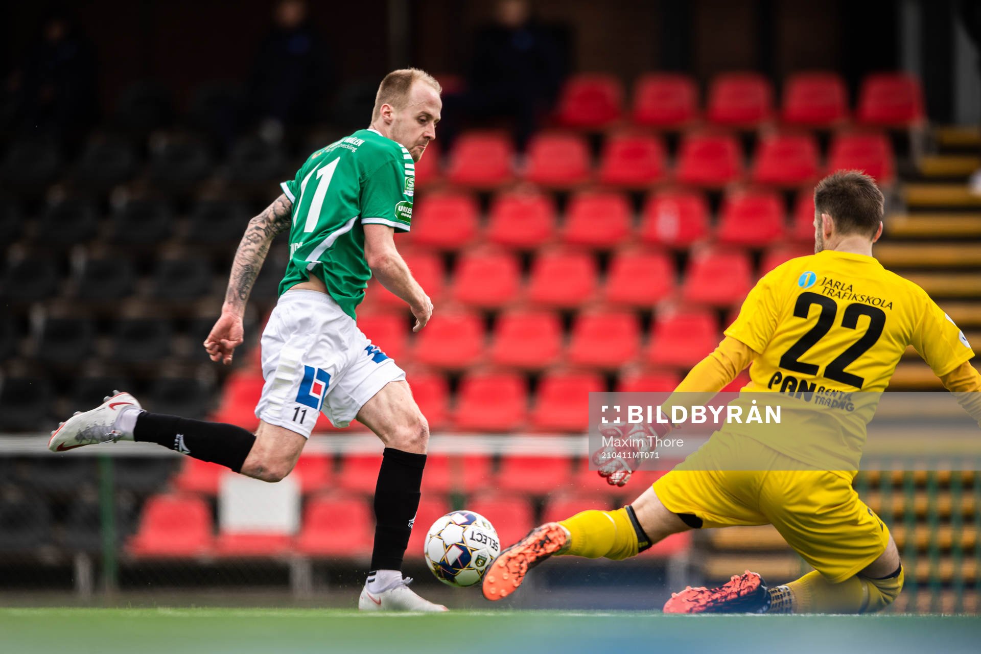 Brages Anton Lundin och Akropolis målvakt John Alvbåge