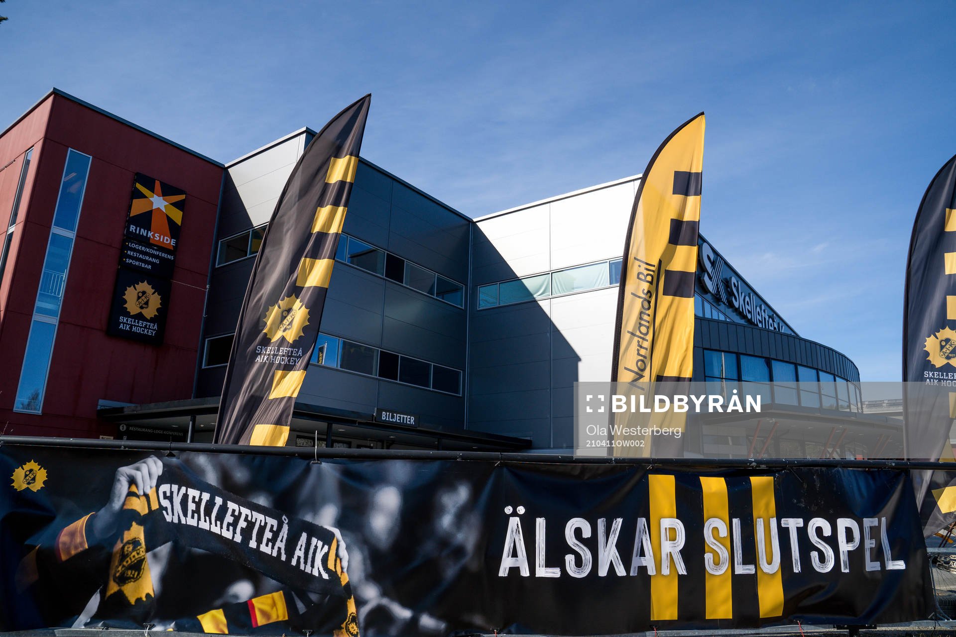 Banderoller utanför Skellefteå Kraft Arena