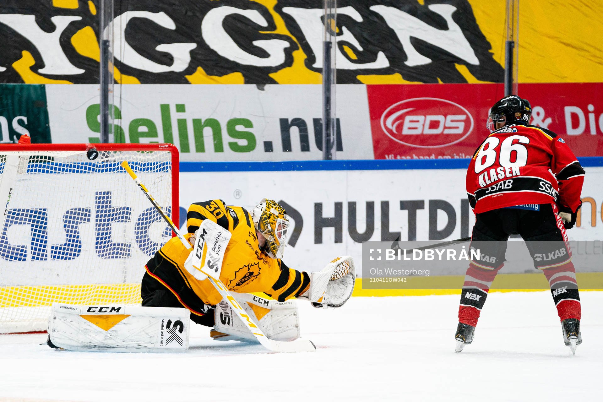 Skellefteås målvakt Gustaf Lindvall och Luleås Linus
