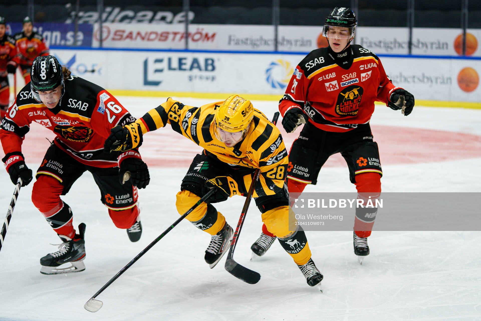 Skellefteås Jesper Frödén jagas av Luleås Radek Muzik