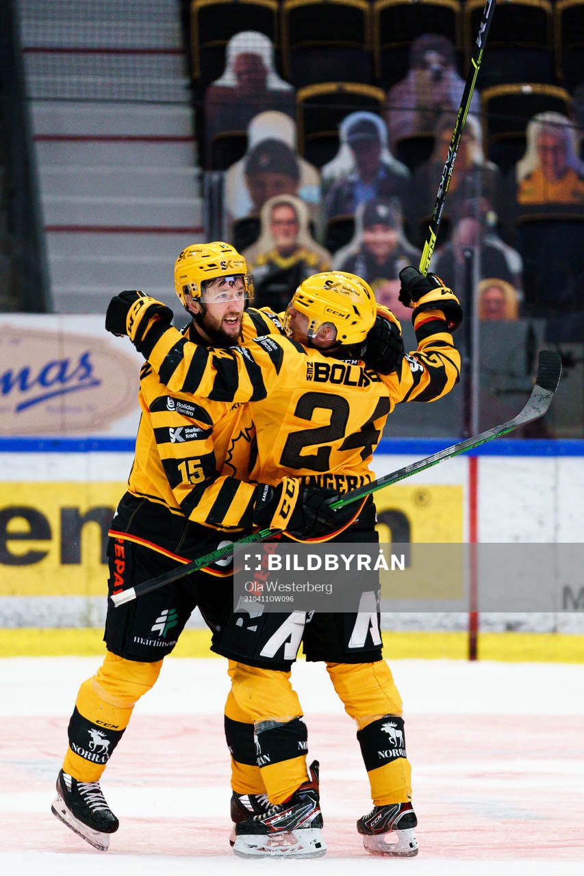 Skellefteås Melker Karlsson och Andreas Wingerli jublar