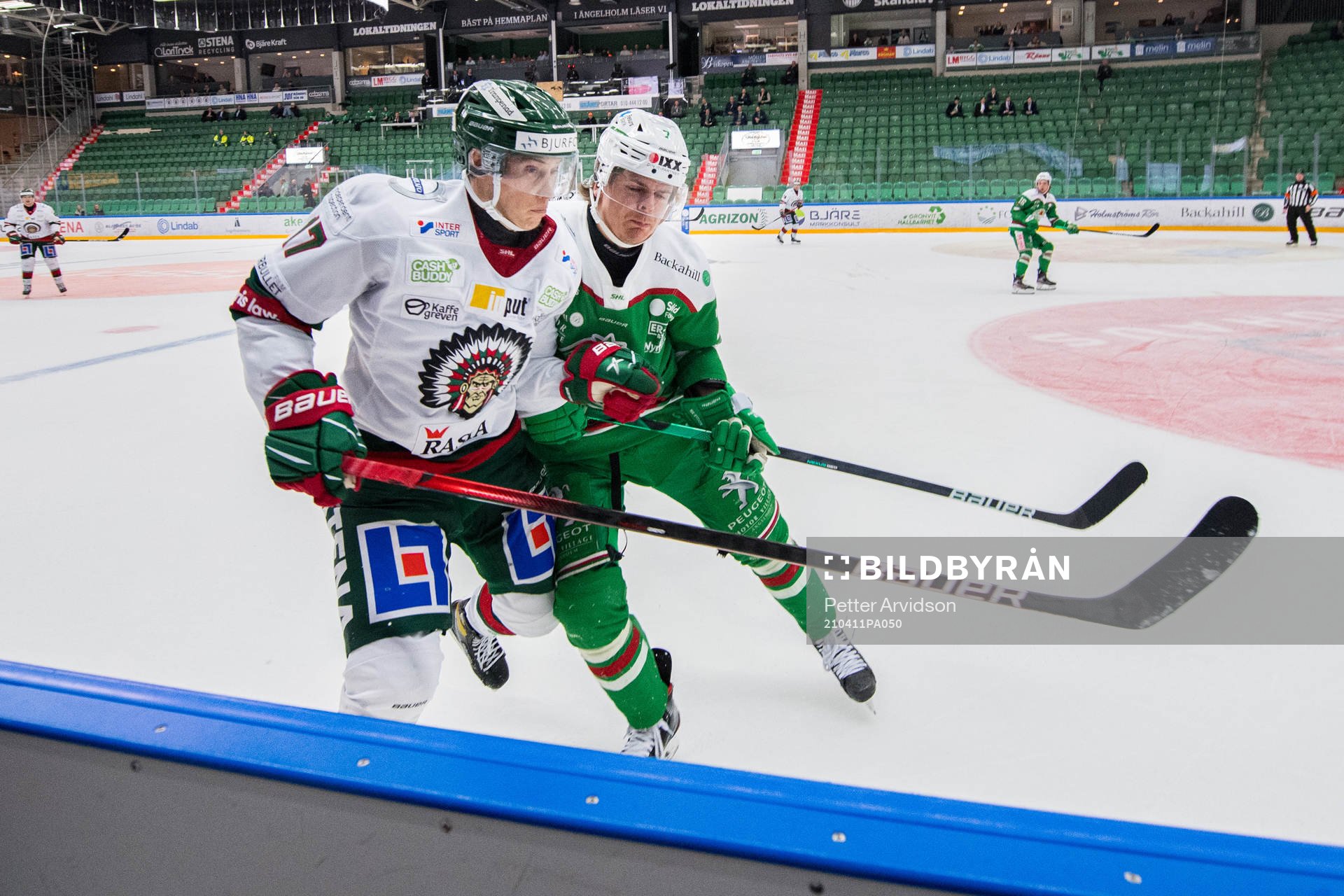 Rögles Erlend Lesund tacklar Frölundas Robin Alvarez