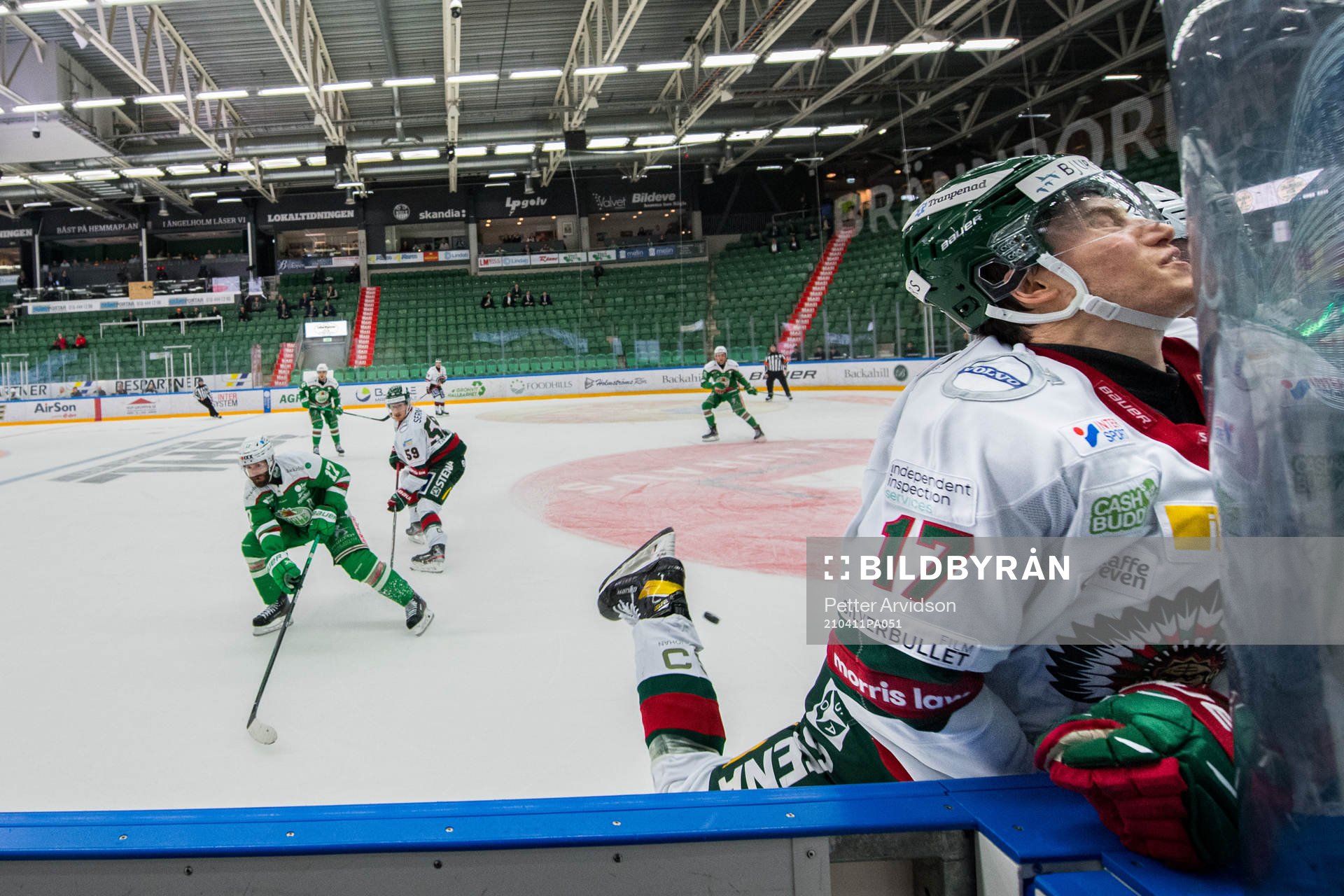 Rögles Erlend Lesund tacklar Frölundas Robin Alvarez