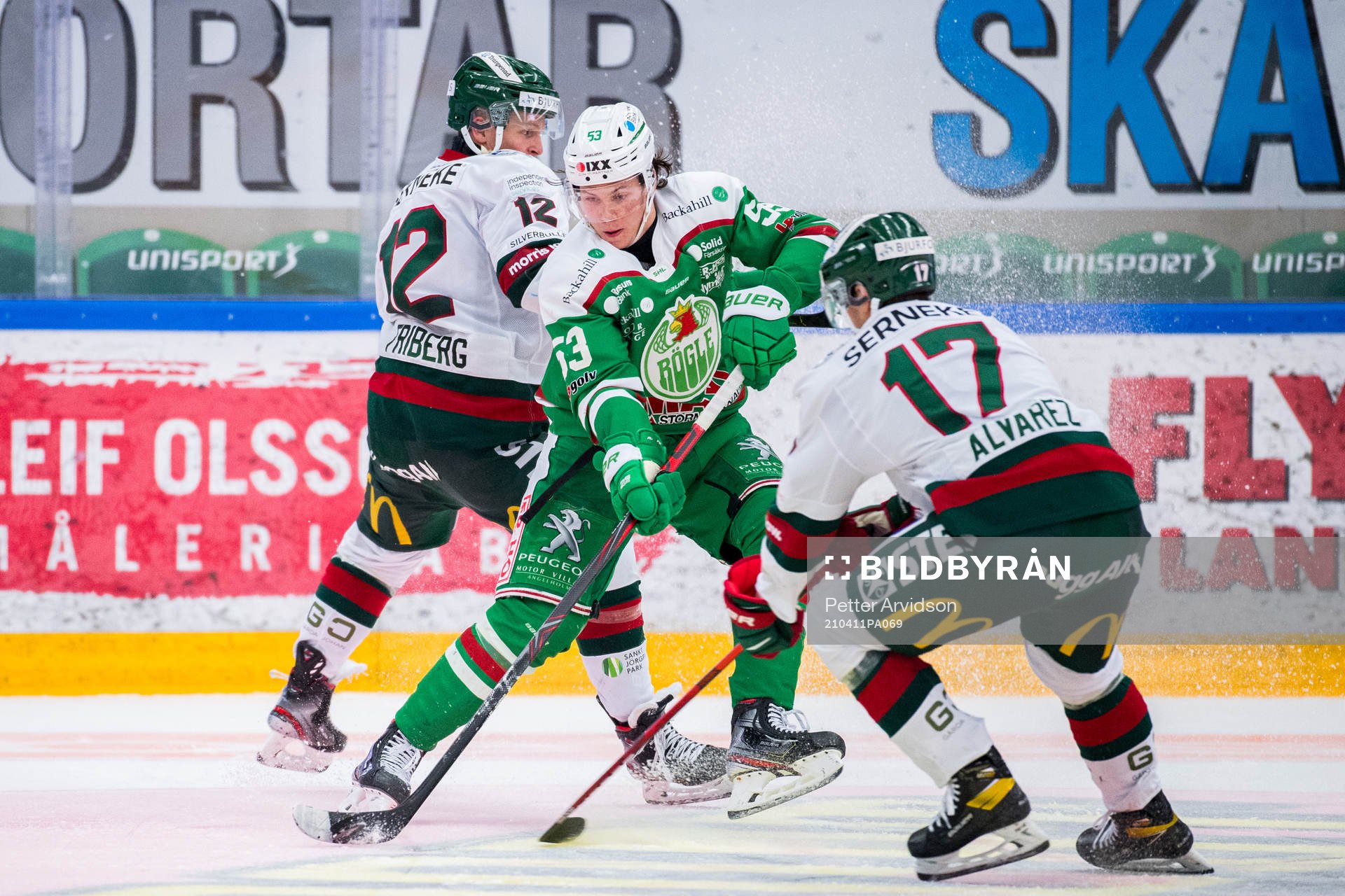 Rögles Moritz Seider mot Frölundas Max Friberg och Robin