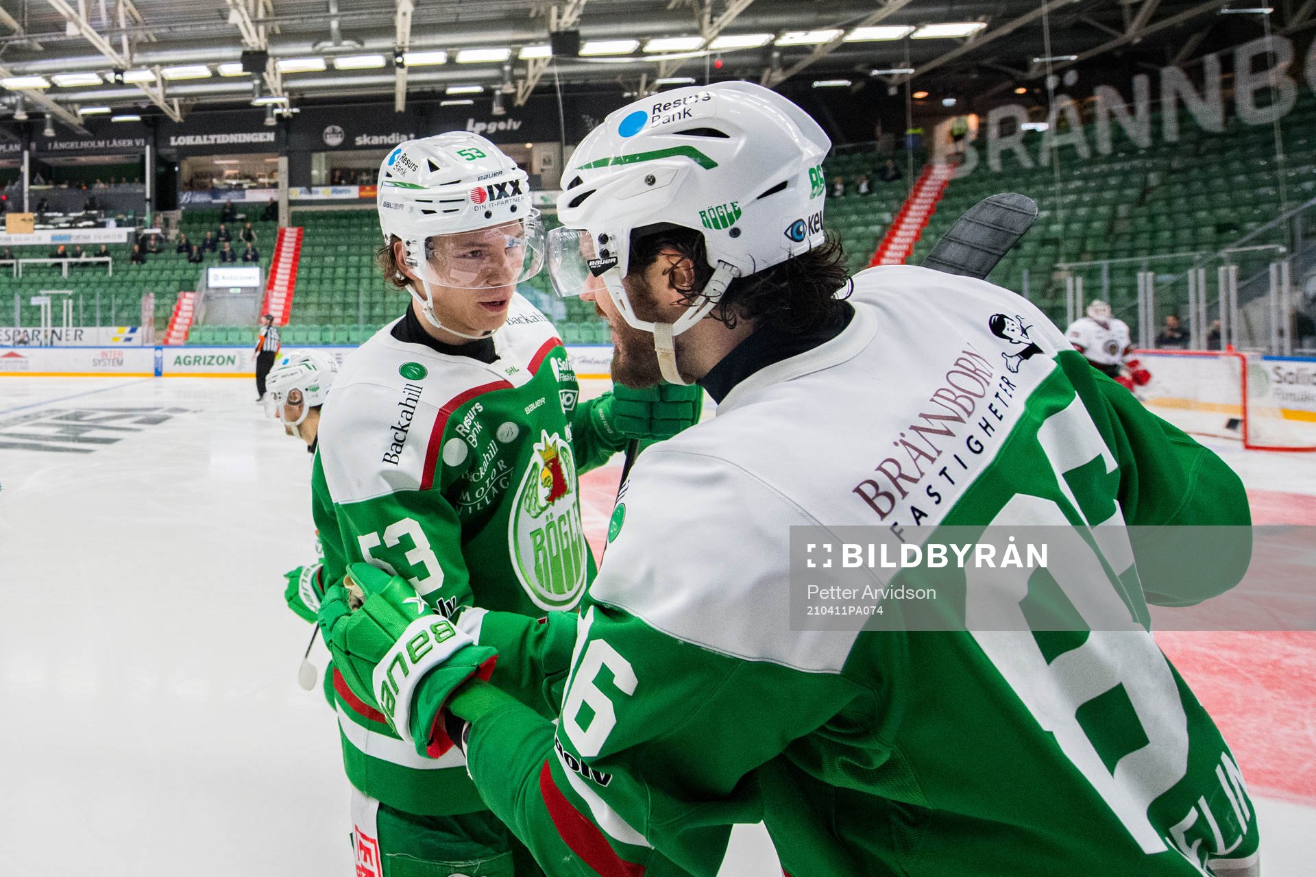 Rögles Eric Gelinas jublar med Moritz Seider