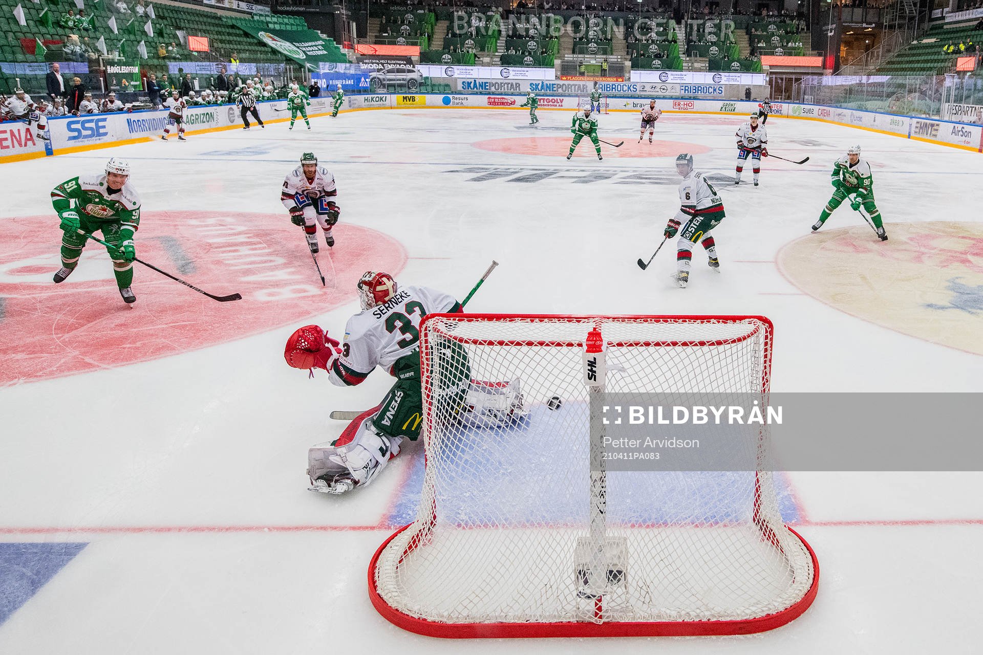 Rögles Adam Tambellini gör 4-1 bakom Frölundas målvakt