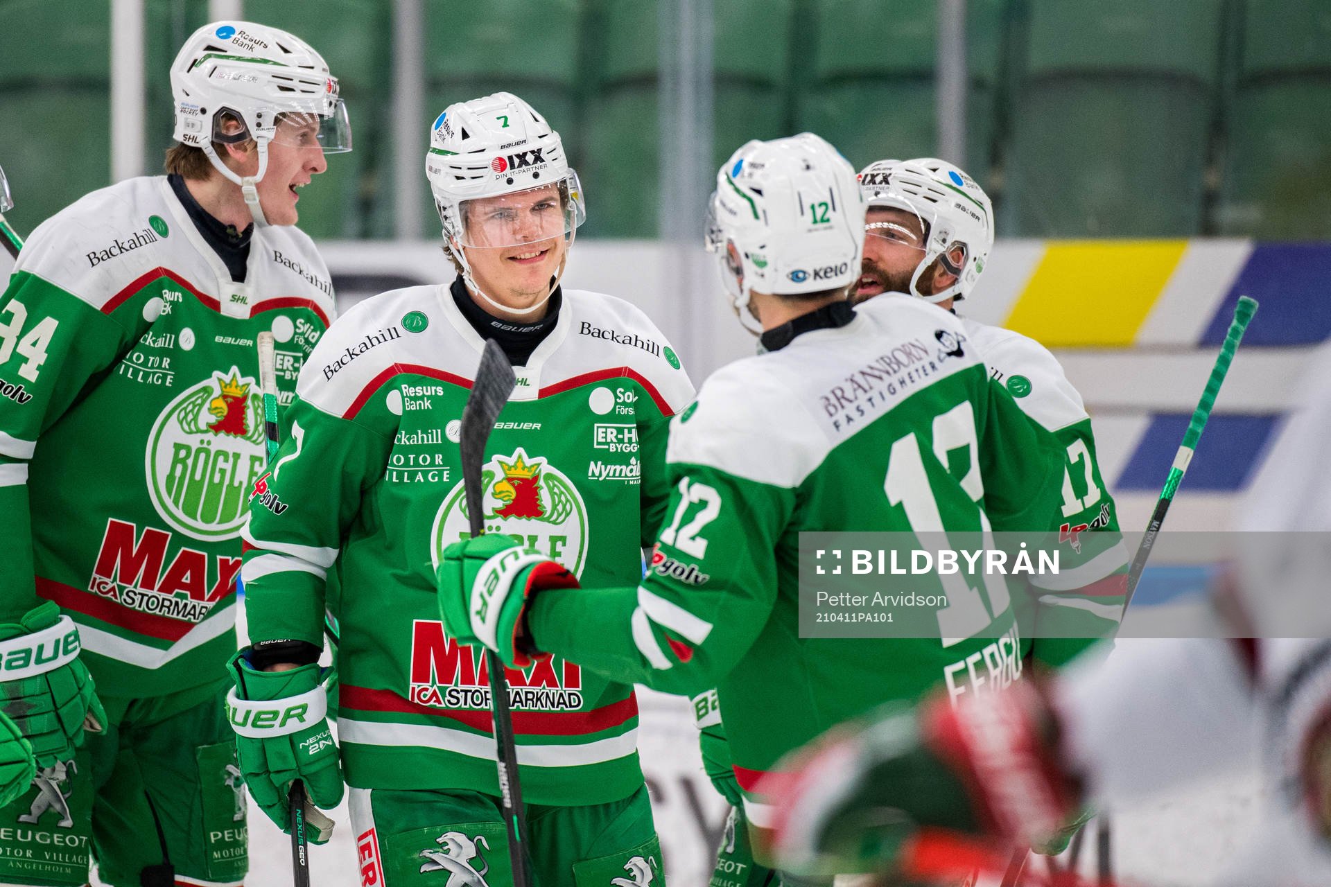 Rögles Erlend Lesund (m) jublar med lagkamrater