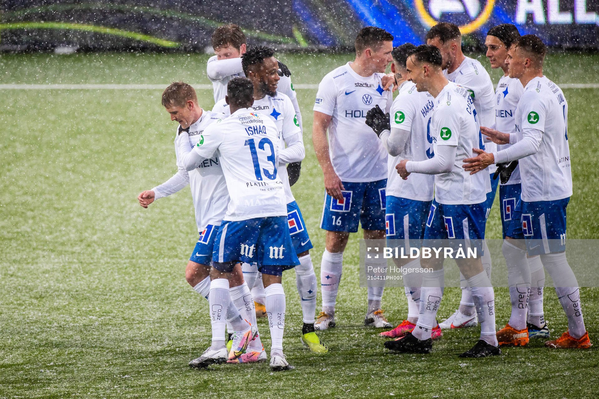 IFK Norrköpings Ari Skúlason jublar med lagkamrater efter 1-0 under fotbollsmatchen i Allsvenskan mellan IFK Norrköping och Sirius den 11 april 2021 i Norrköping.