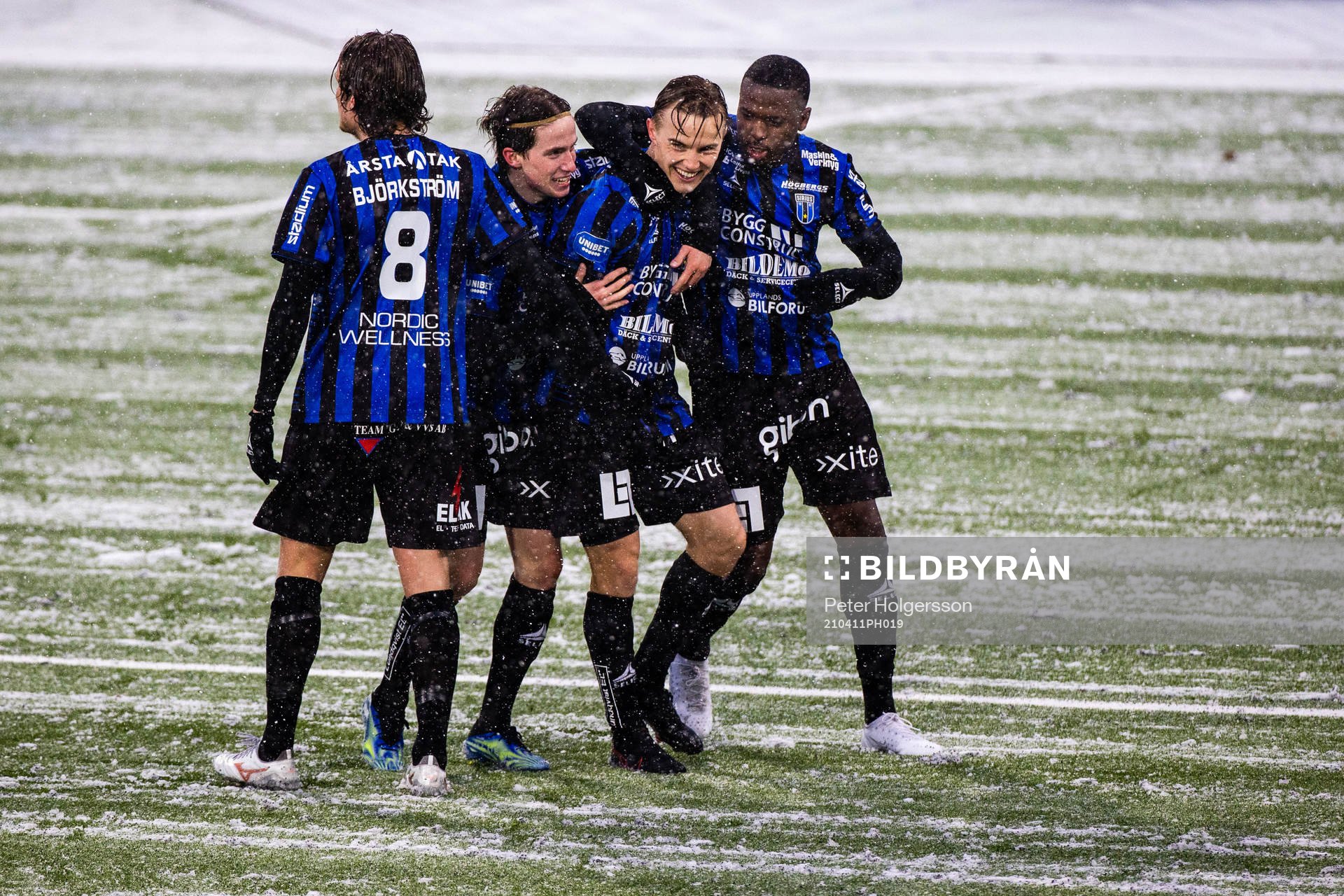 Sirius Jacob Ortmark jublar med lagkamrater efter 1-1 under fotbollsmatchen i Allsvenskan mellan IFK Norrköping och Sirius den 11 april 2021 i Norrköping. 